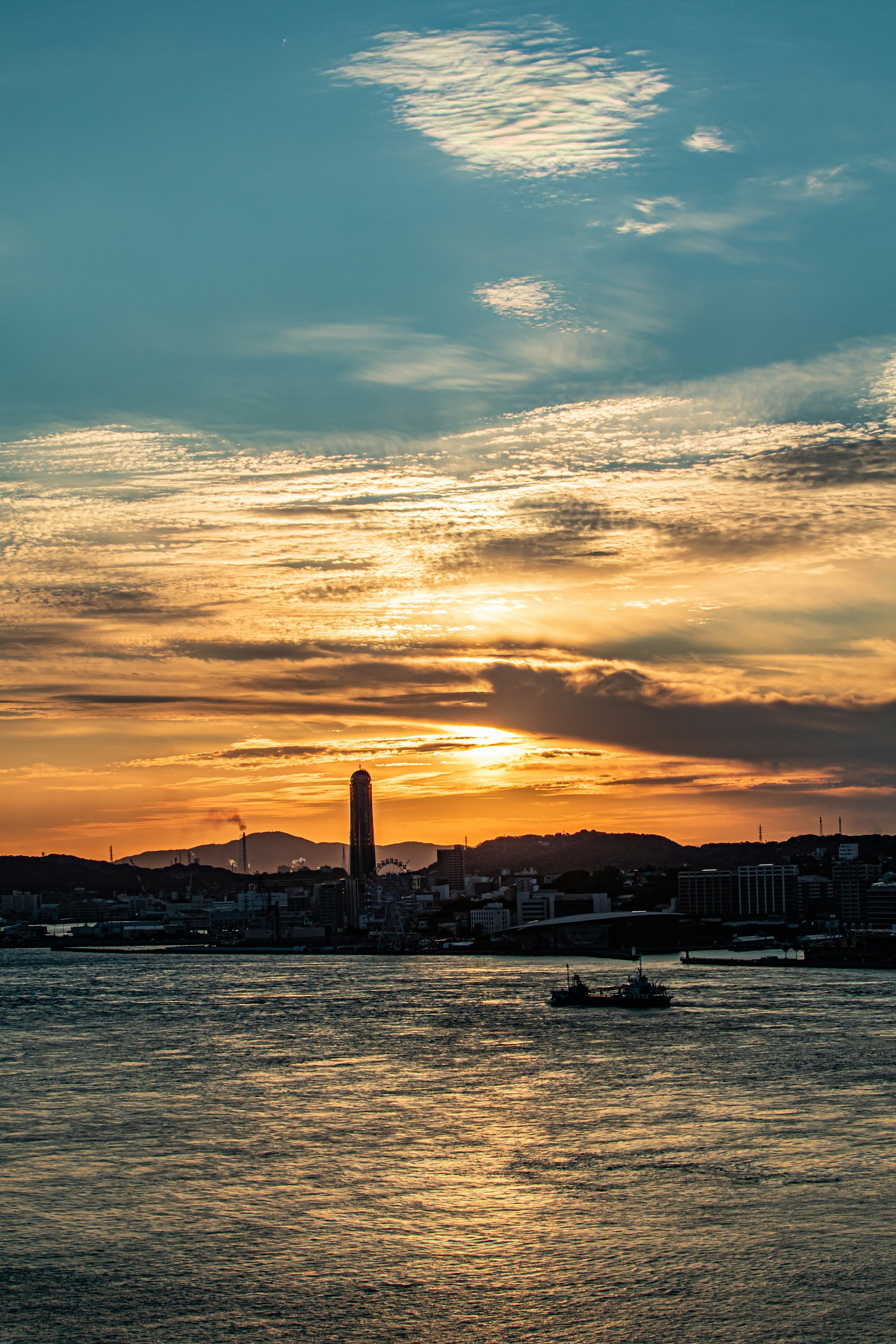 Puesta de sol sobre el océano con nubes hermosas