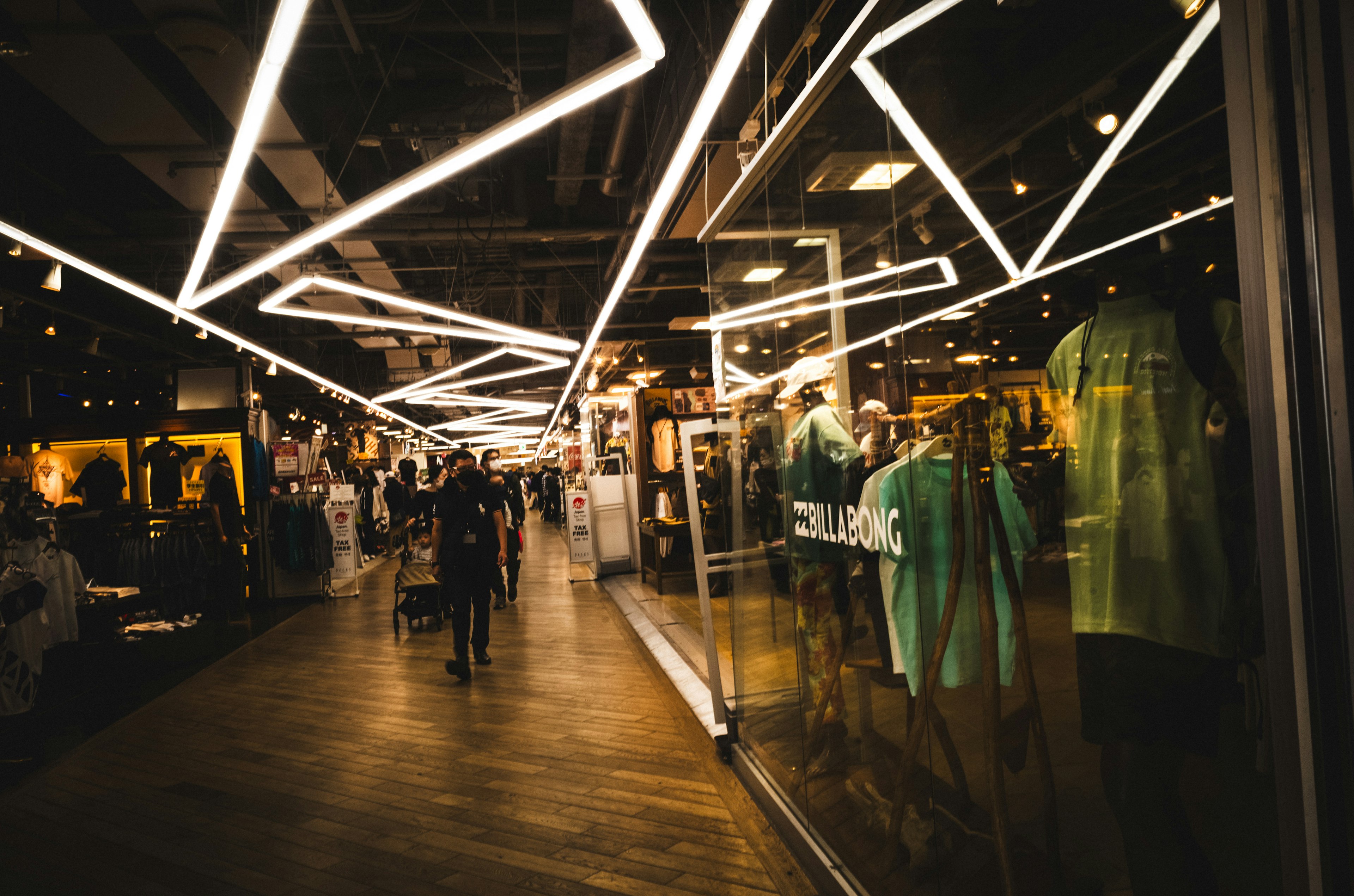 Couloir intérieur d'un centre commercial avec un éclairage élégant et des vêtements exposés