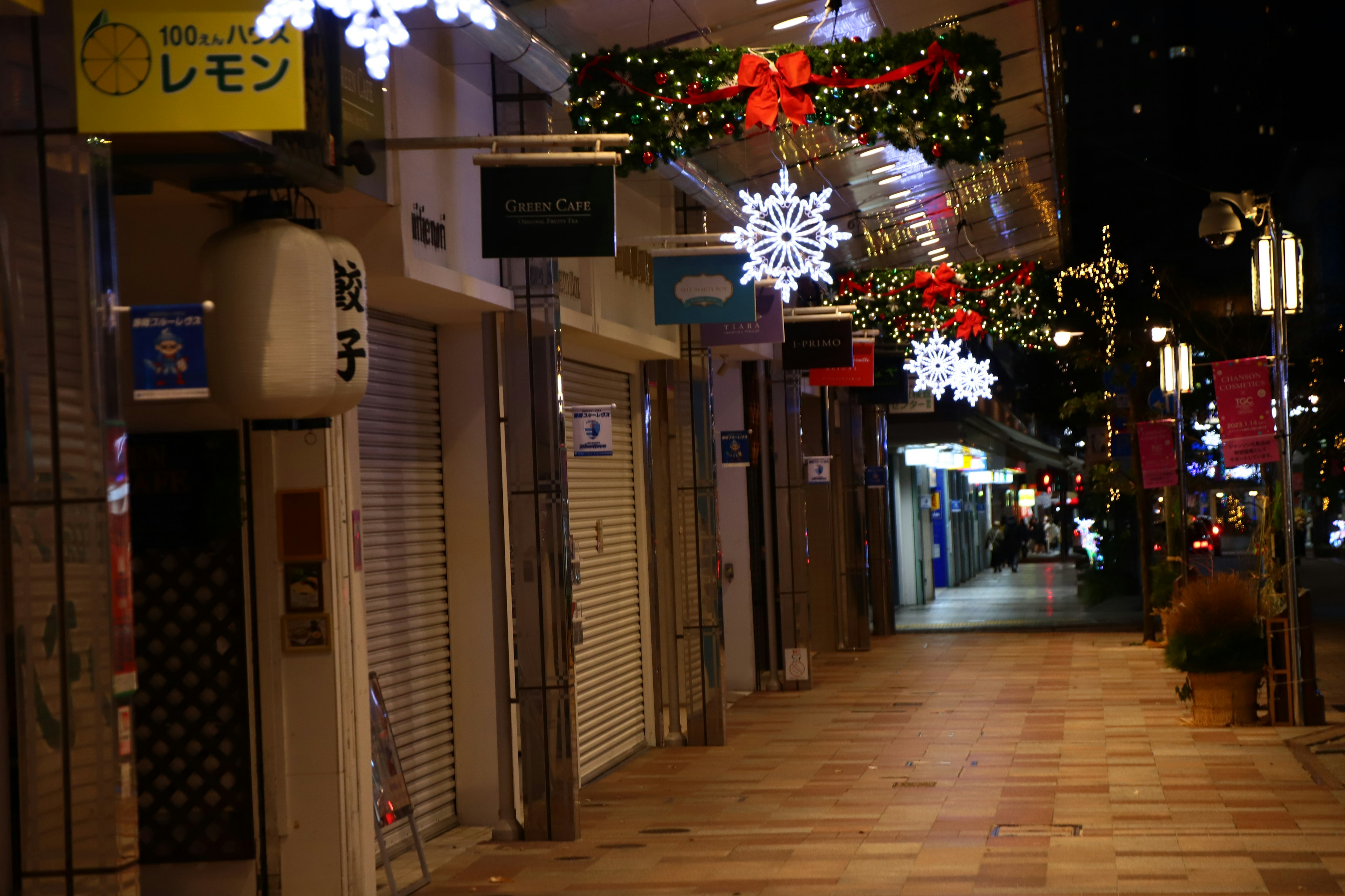 Dekorierte Straße mit Schneeflocken und Weihnachtslichtern bei Nacht