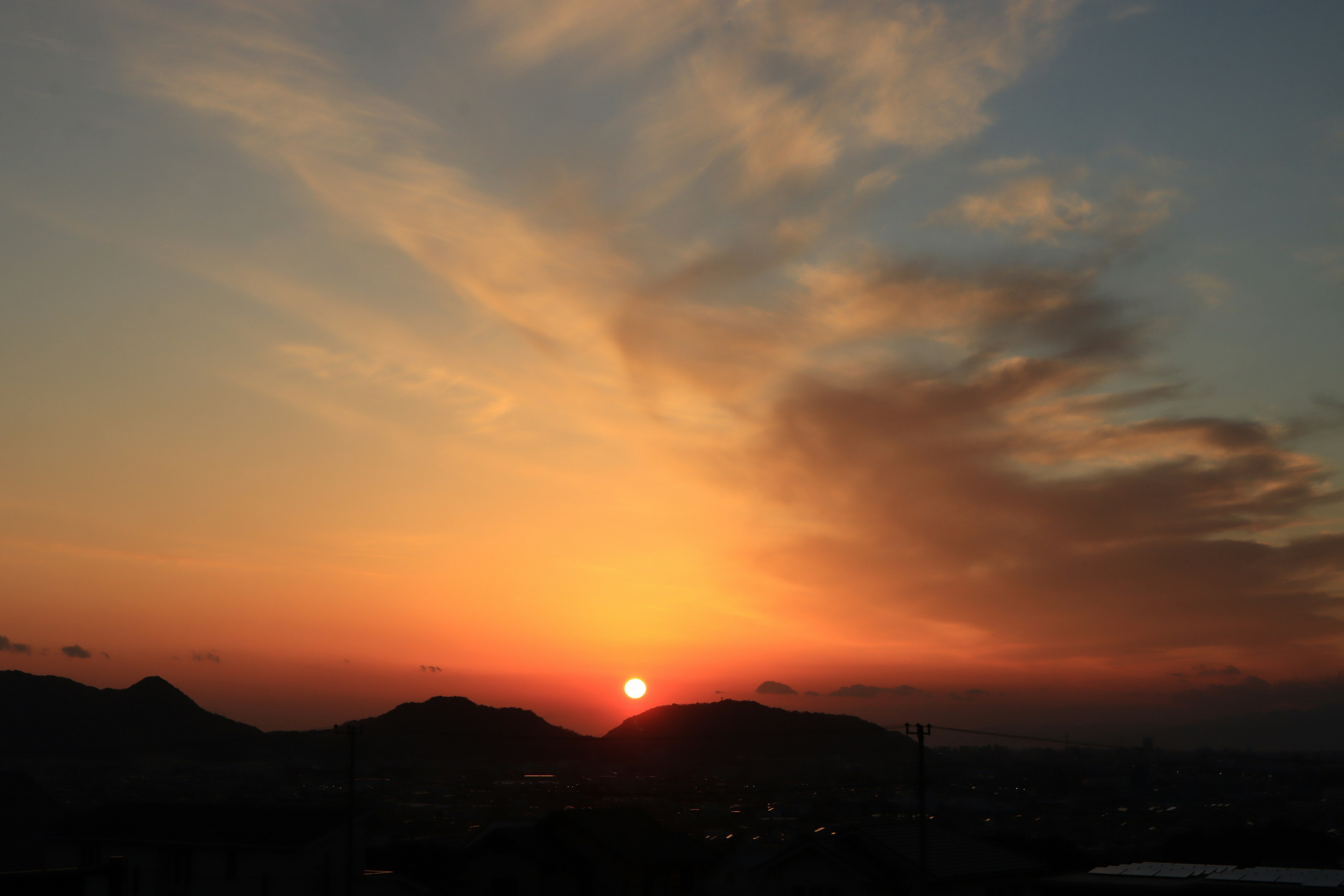 Magnifique coucher de soleil derrière les montagnes avec un ciel coloré