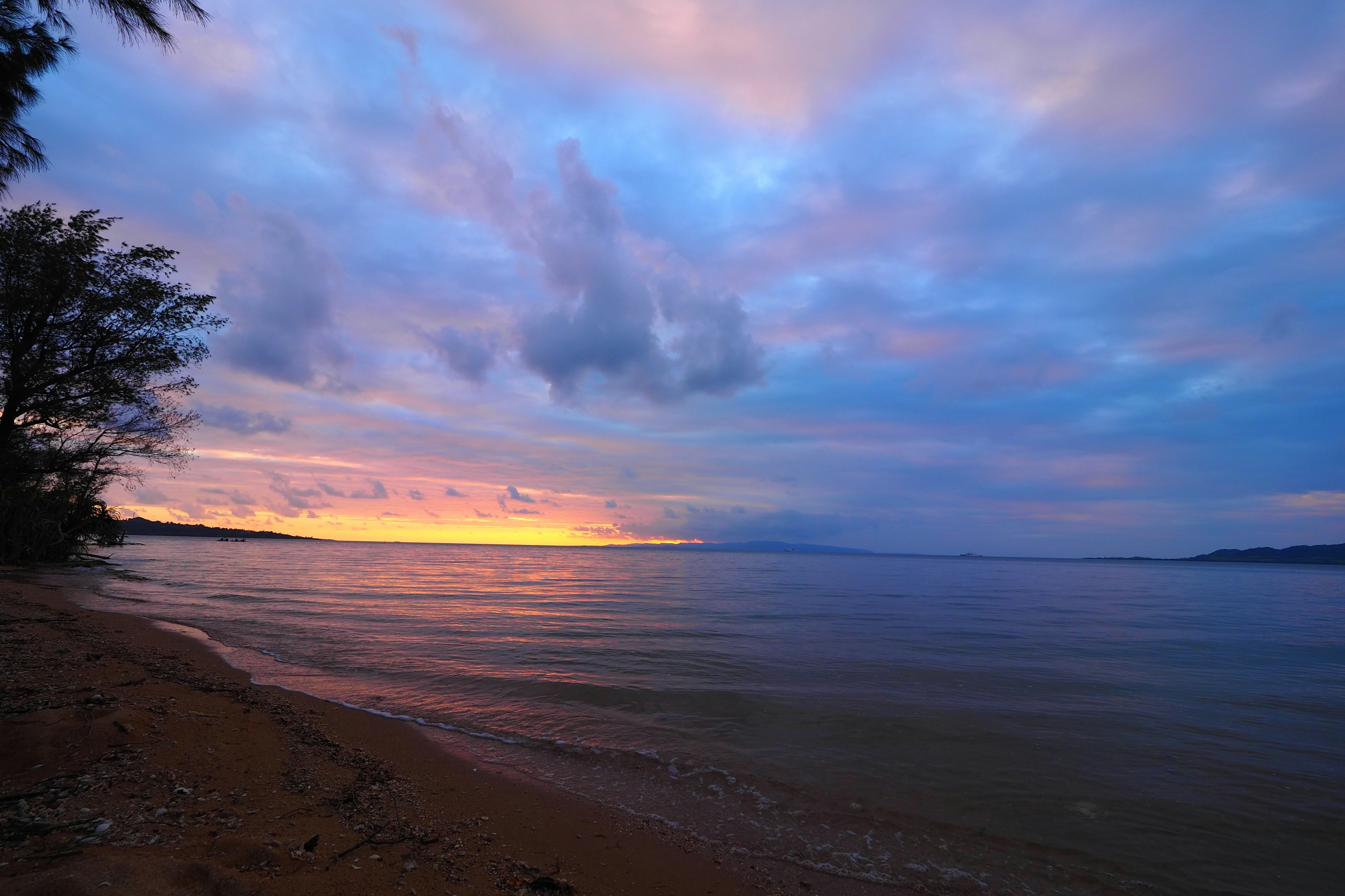 夕焼けの美しい海岸線と穏やかな波