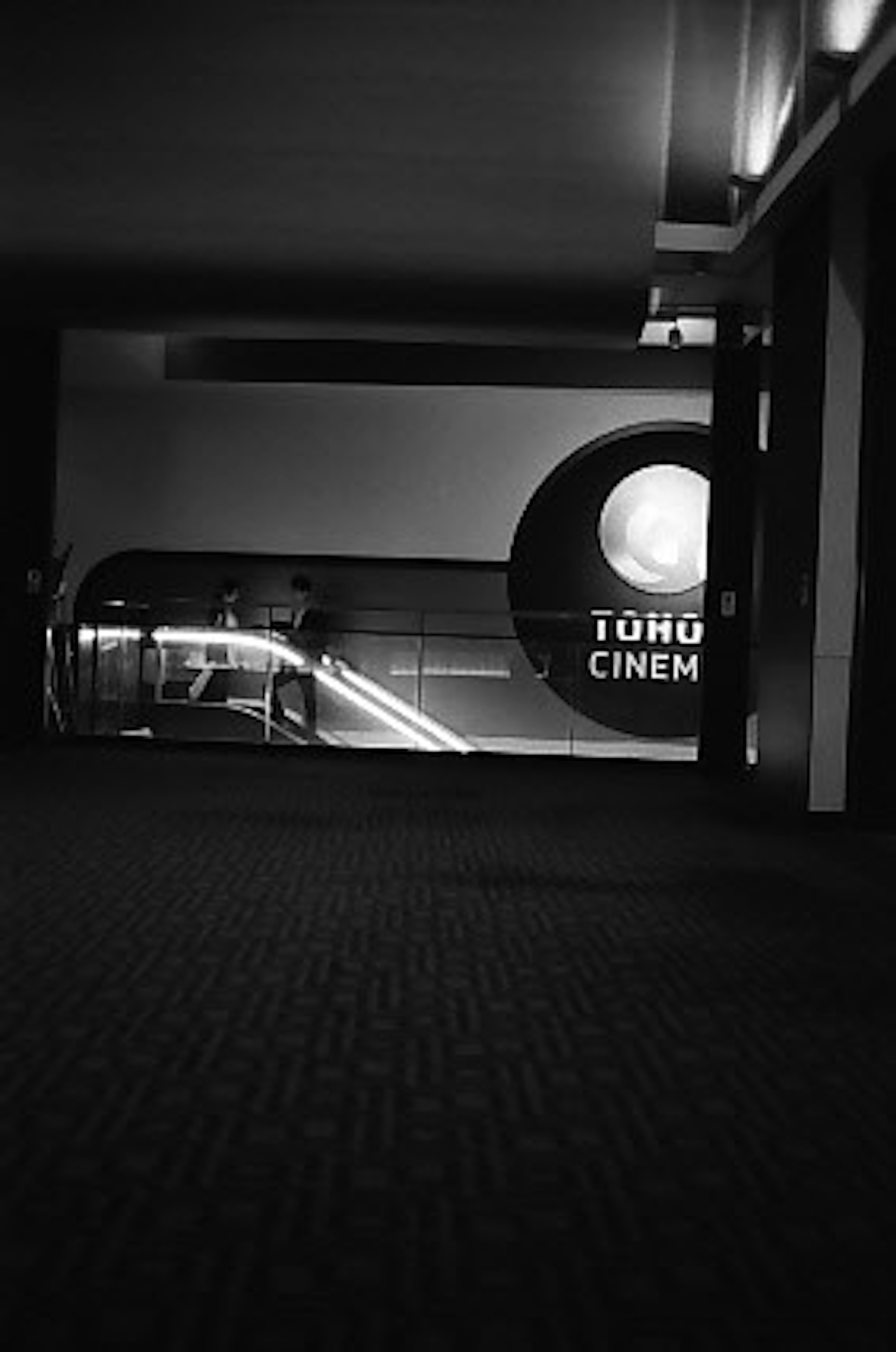 Hình ảnh đen trắng của biển hiệu Togo Cinema