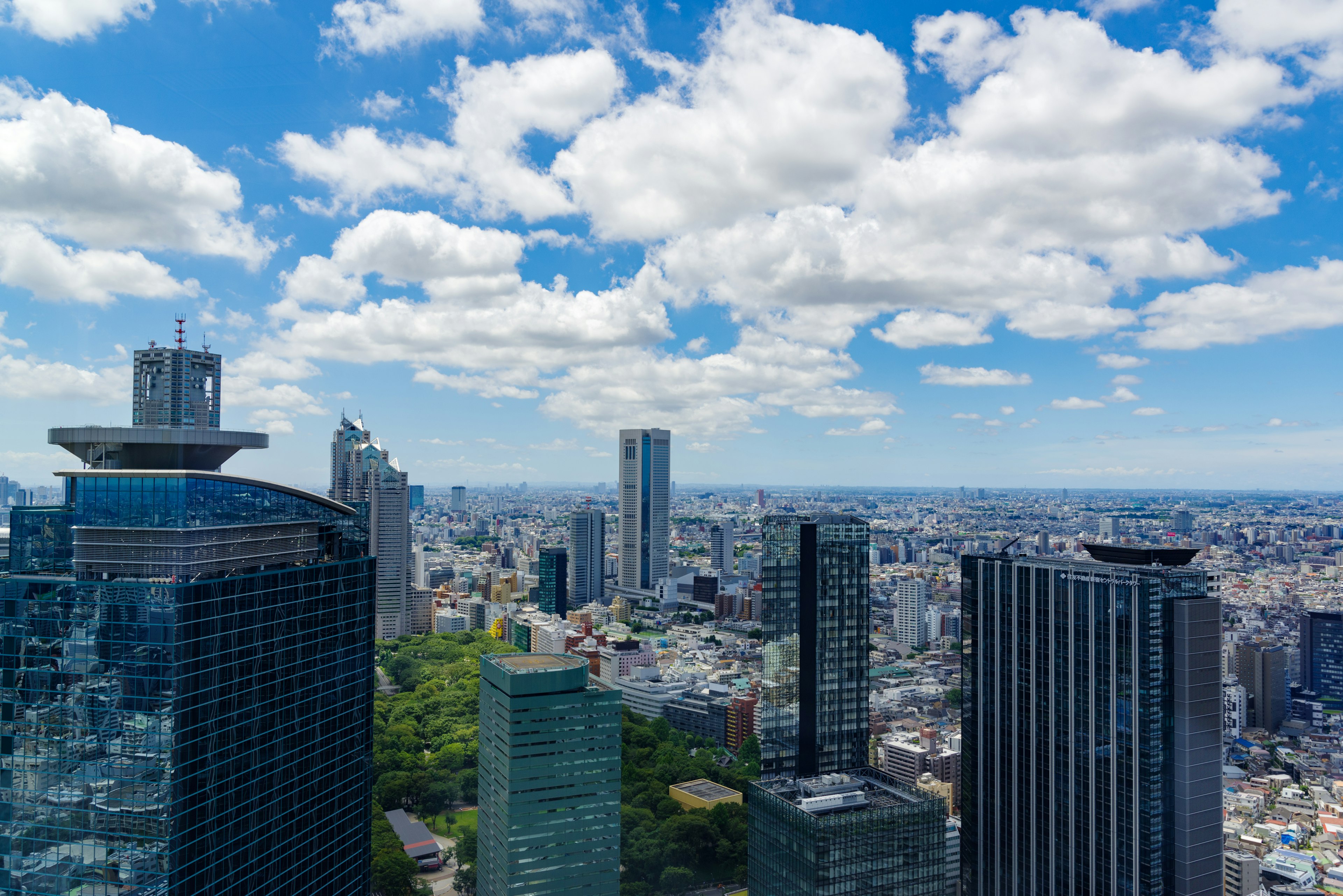 Cảnh skyline Tokyo với các tòa nhà chọc trời và bầu trời xanh