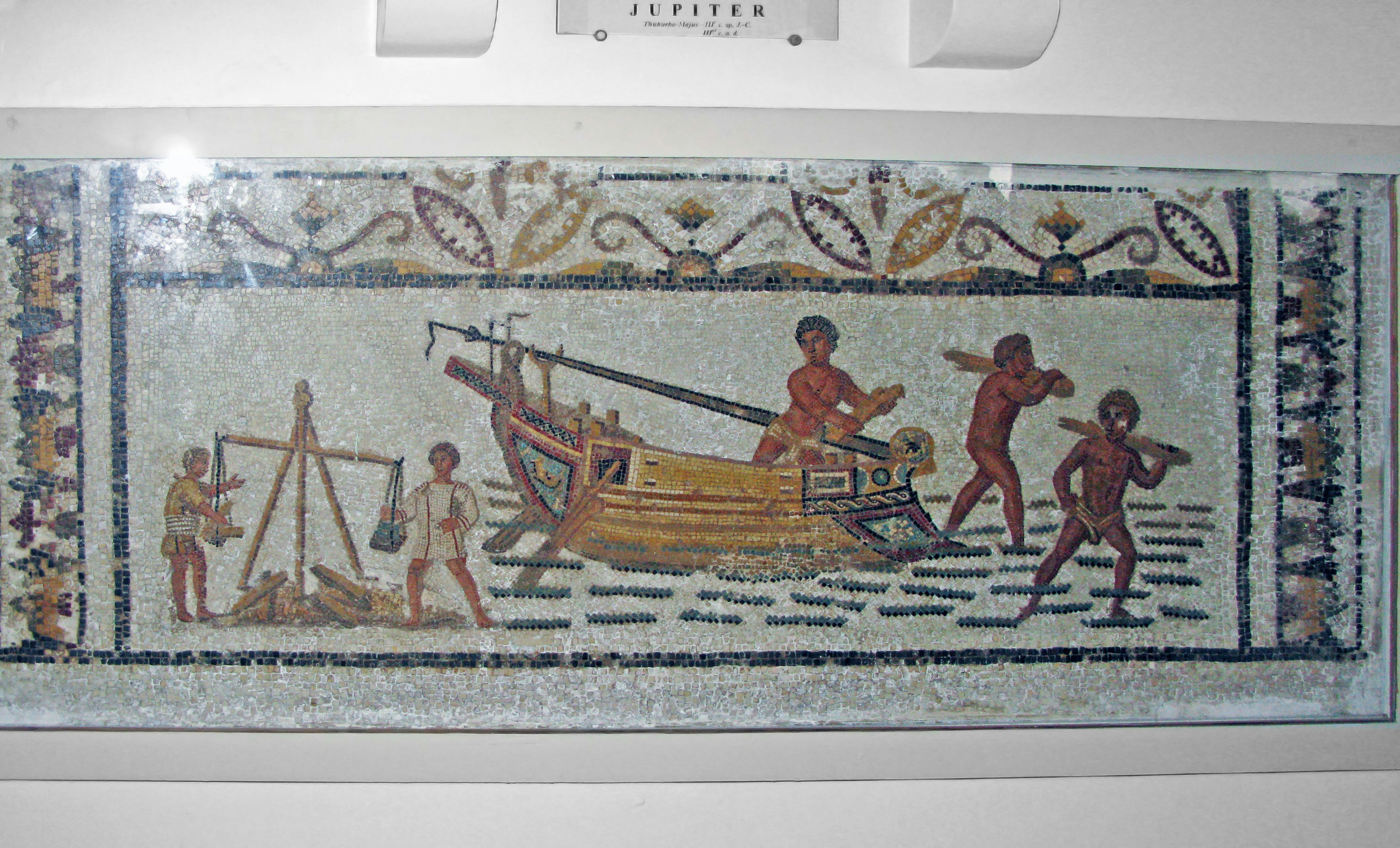 Mosaico antiguo que representa pescadores y un barco