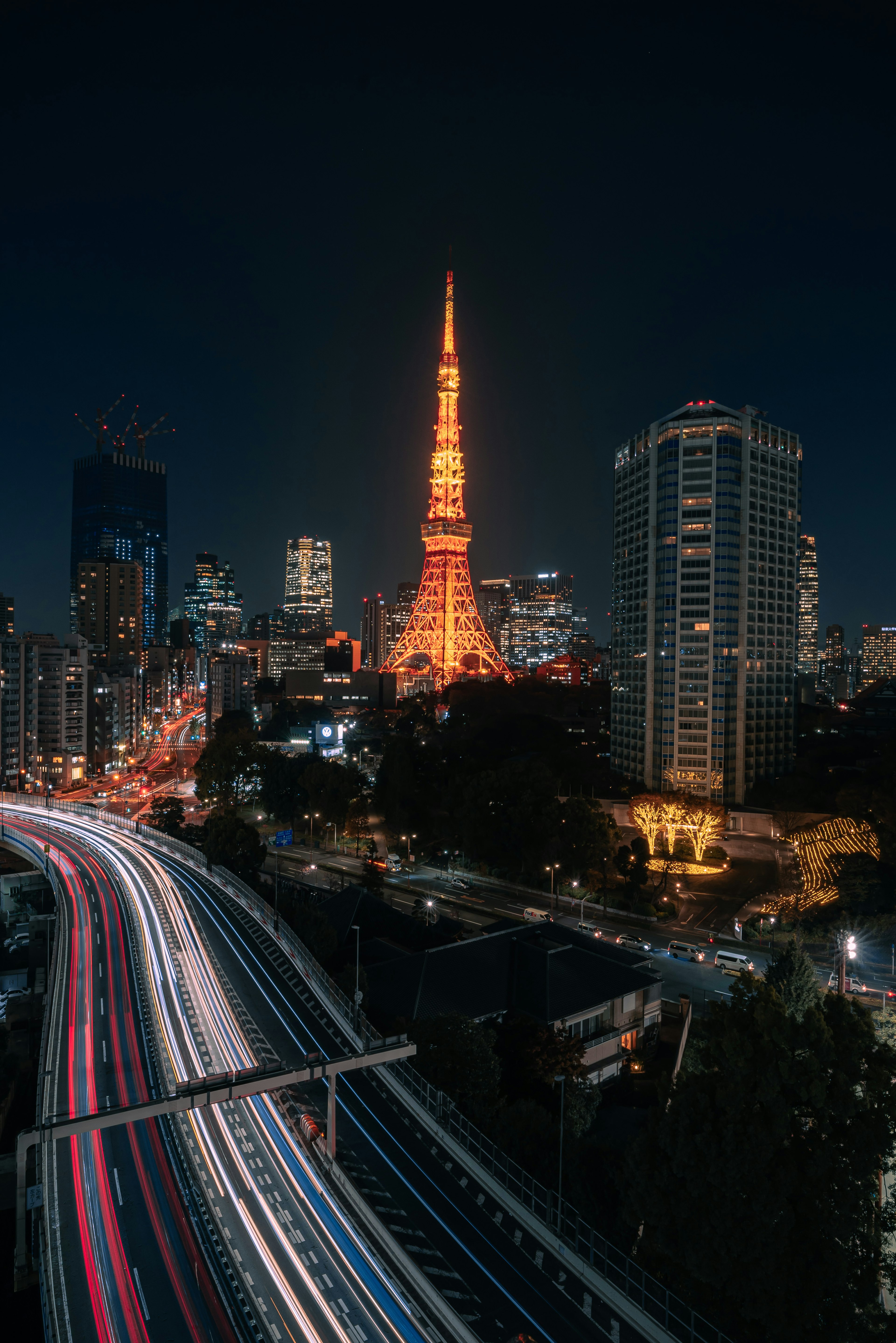 东京塔在夜晚照亮城市天际线