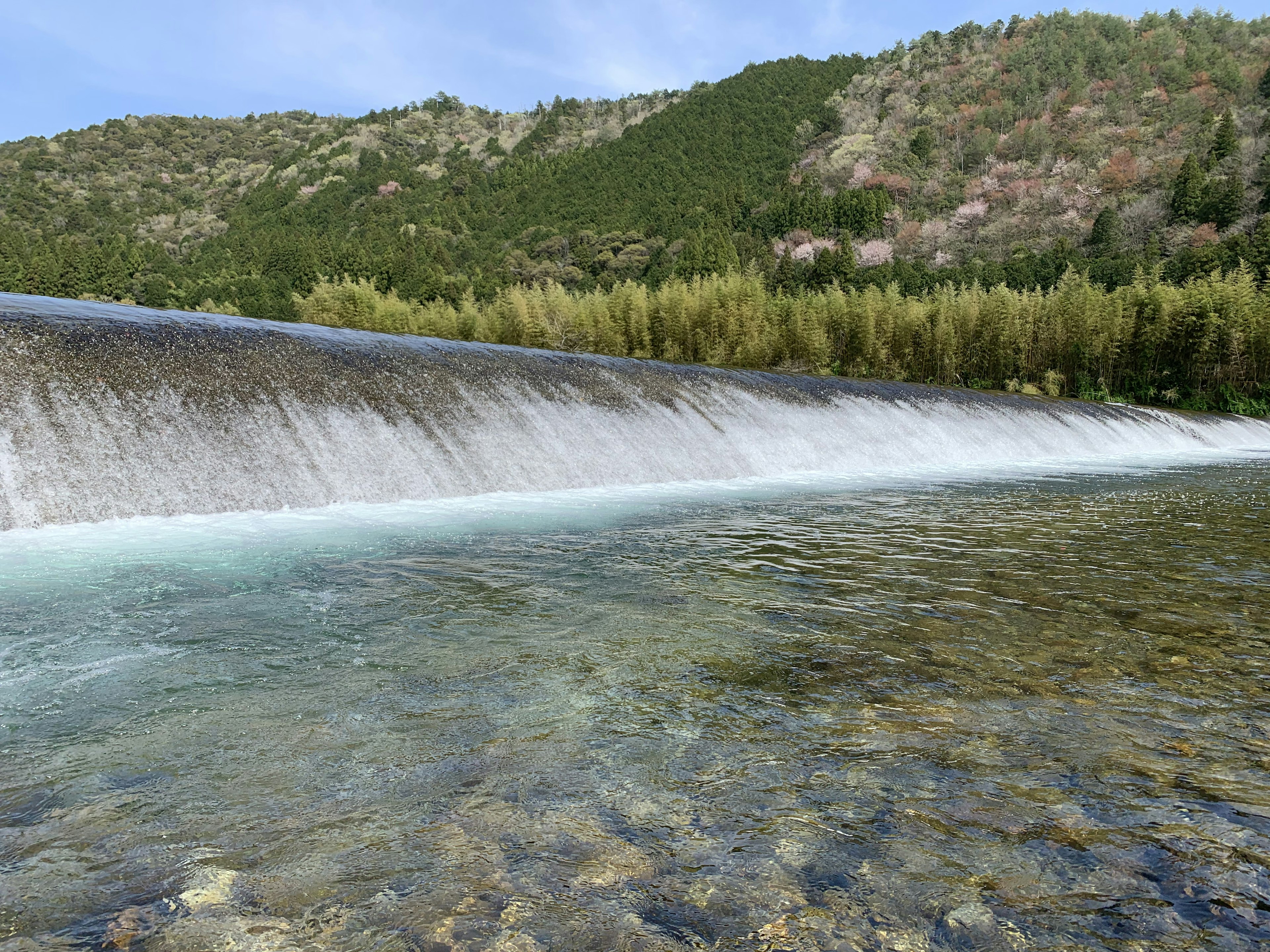 Fließendes Wasser mit klarem Flussbett