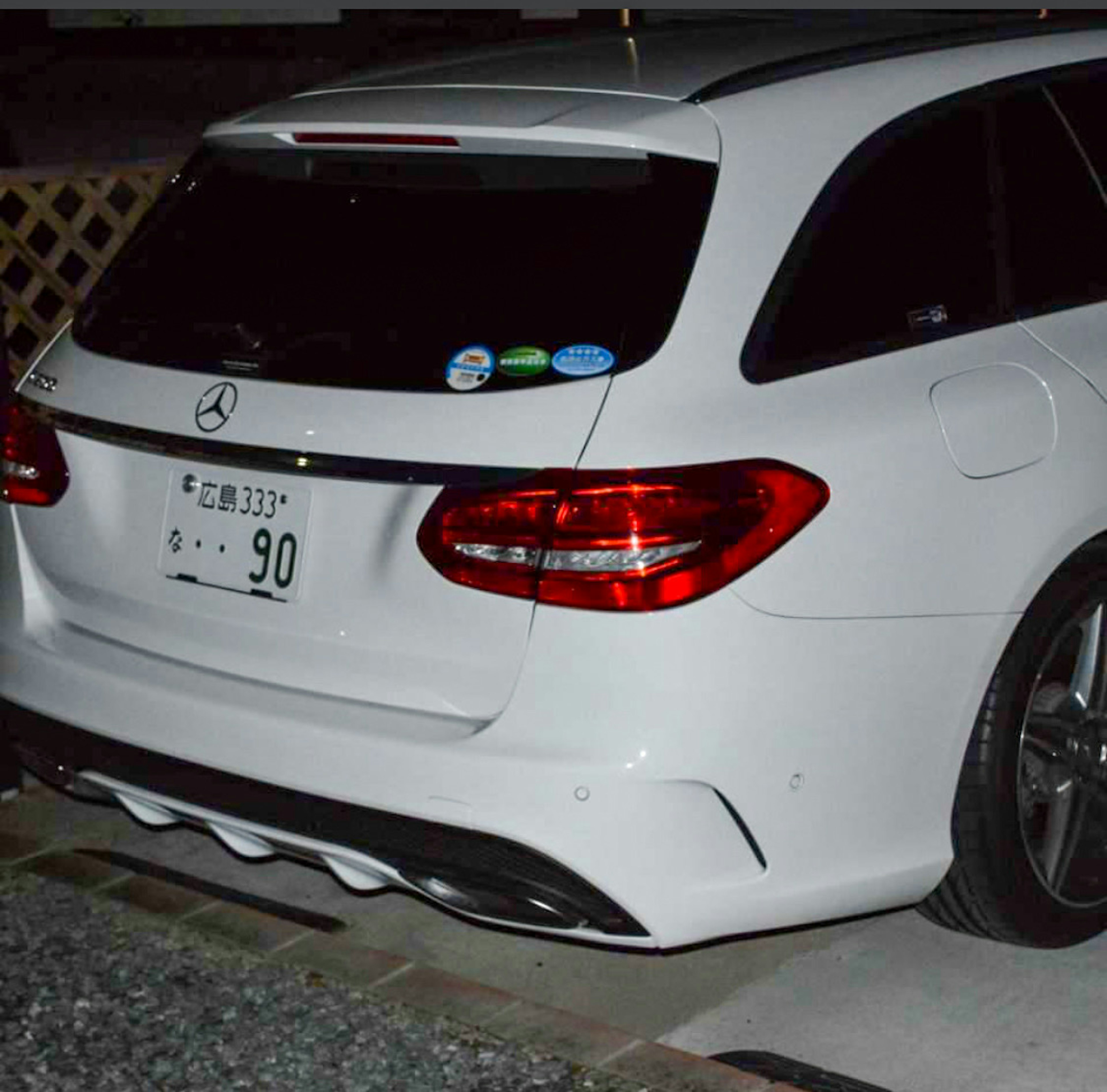 Una Mercedes blanca estacionada en un entorno nocturno