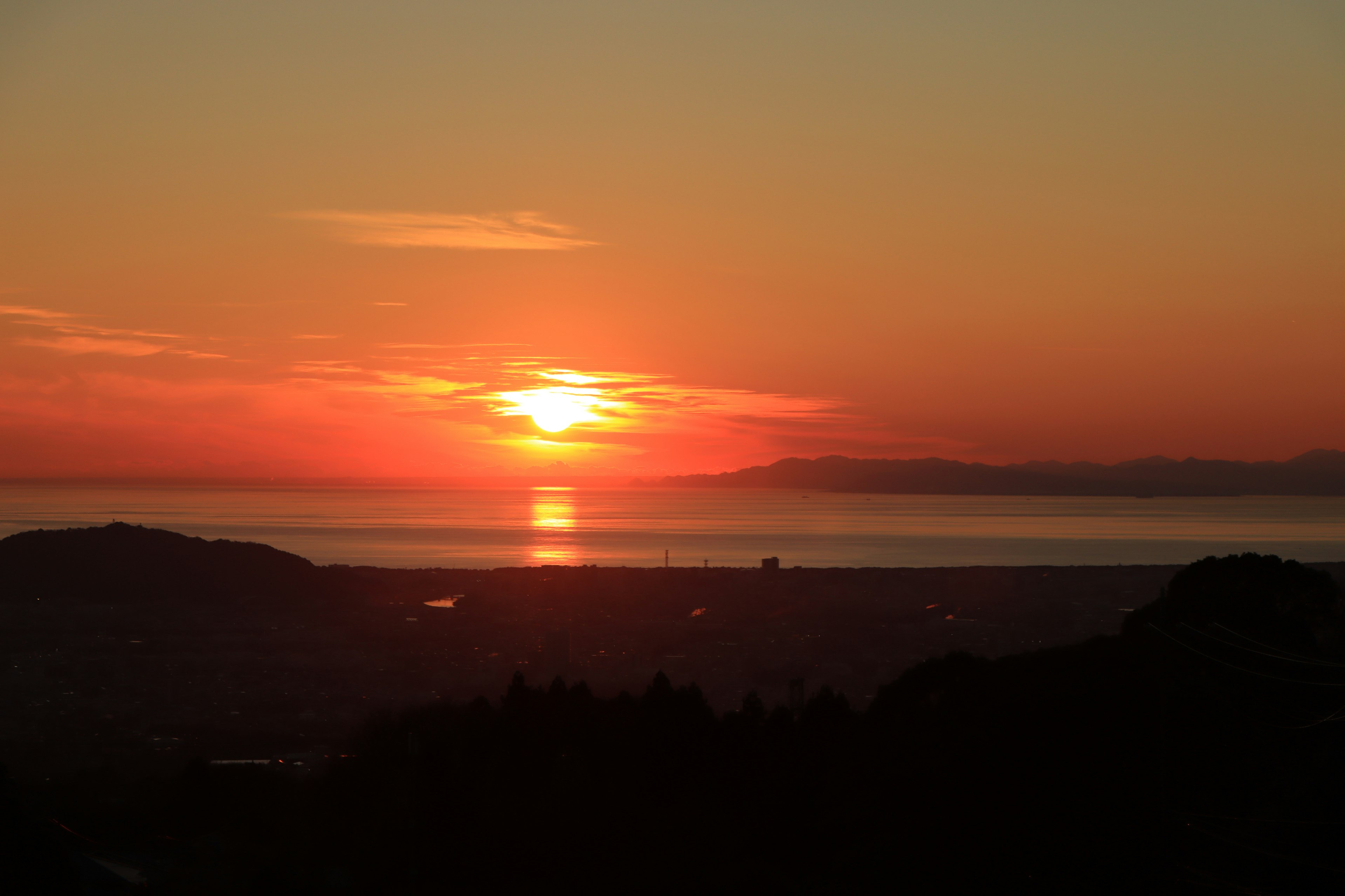 美しい夕日が海に沈む風景とオレンジ色の空