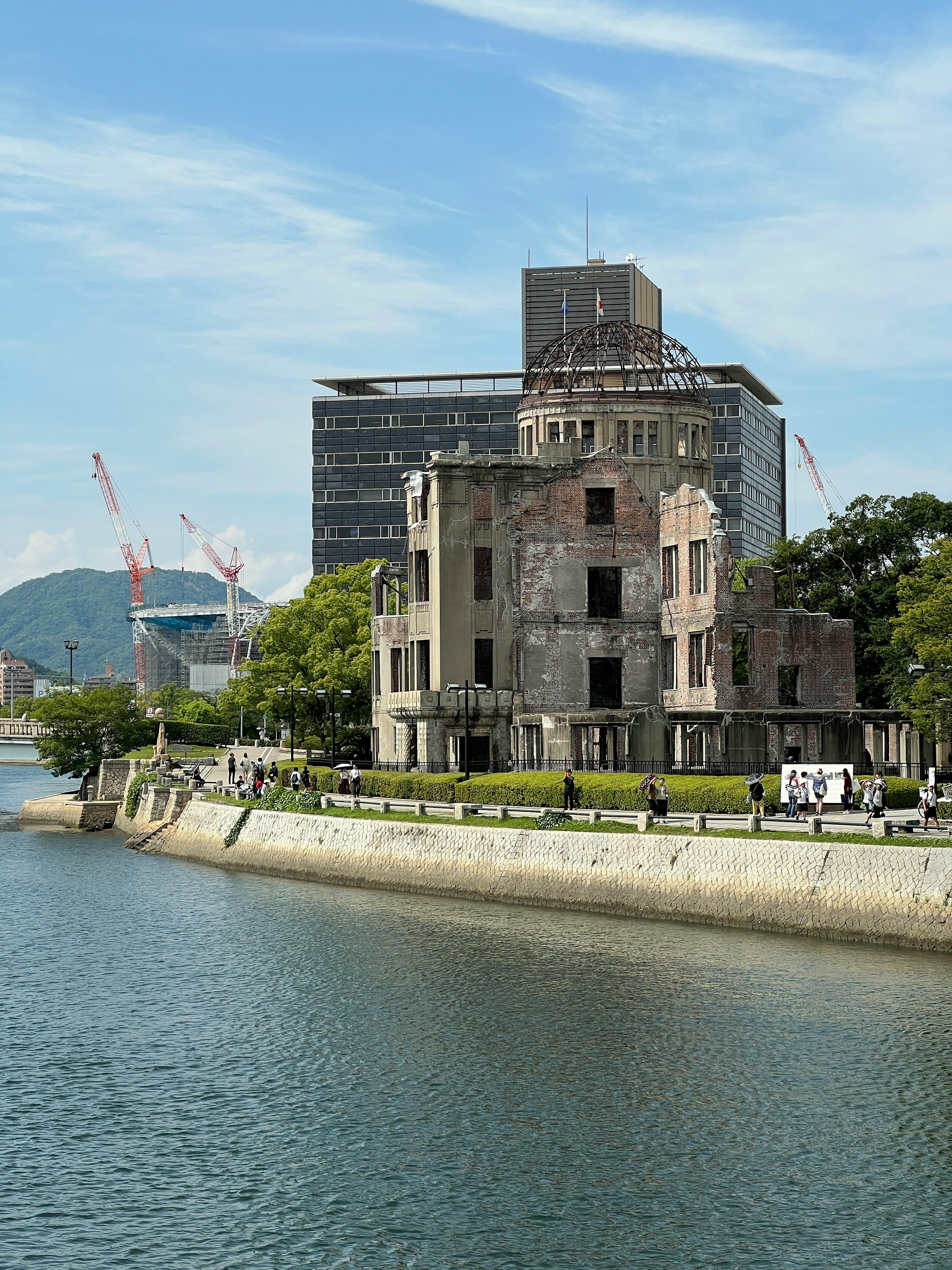 Memorial de la paz de Hiroshima con edificios modernos al fondo