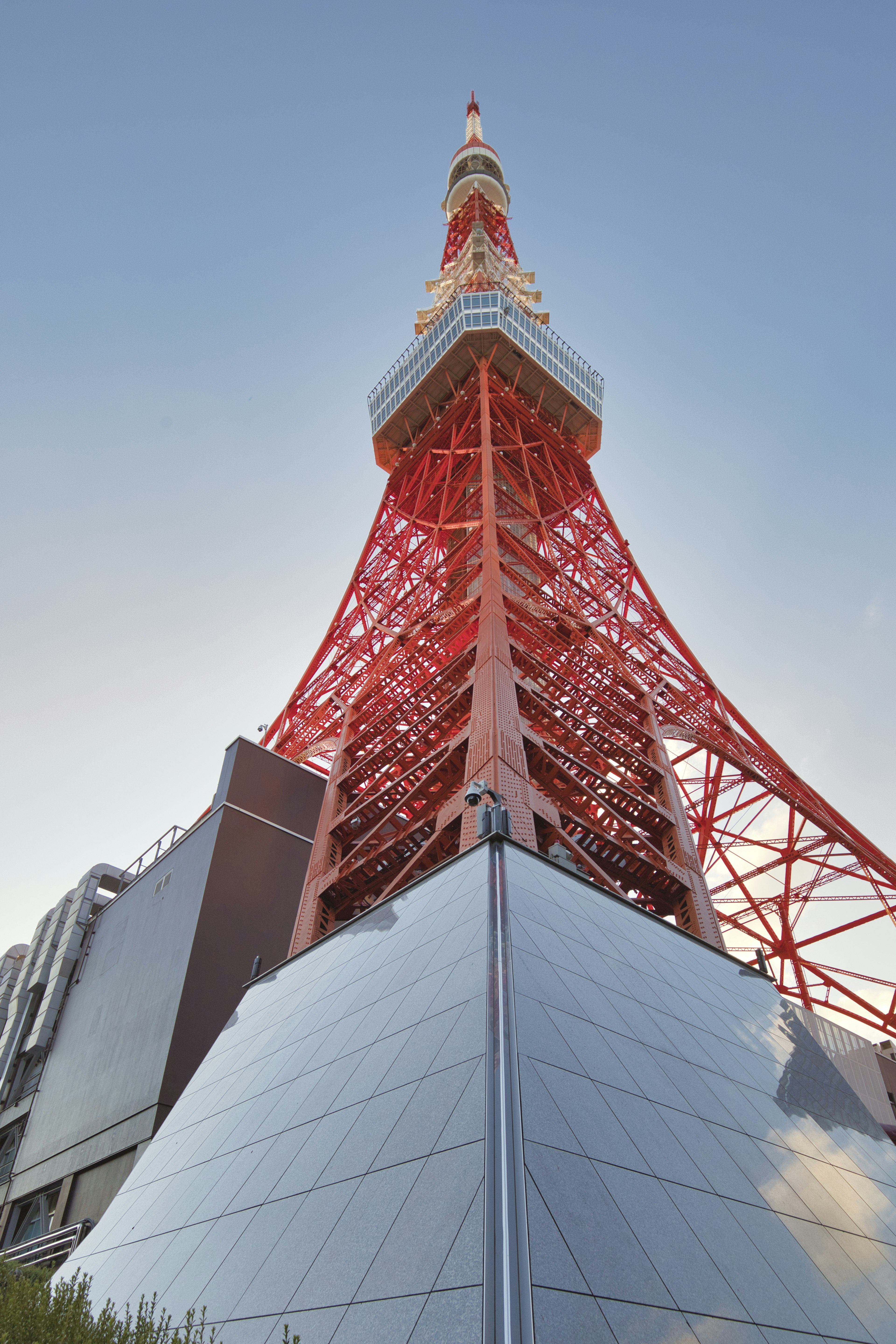 東京タワーの下からの視点での写真 赤い鉄塔の構造が強調されている