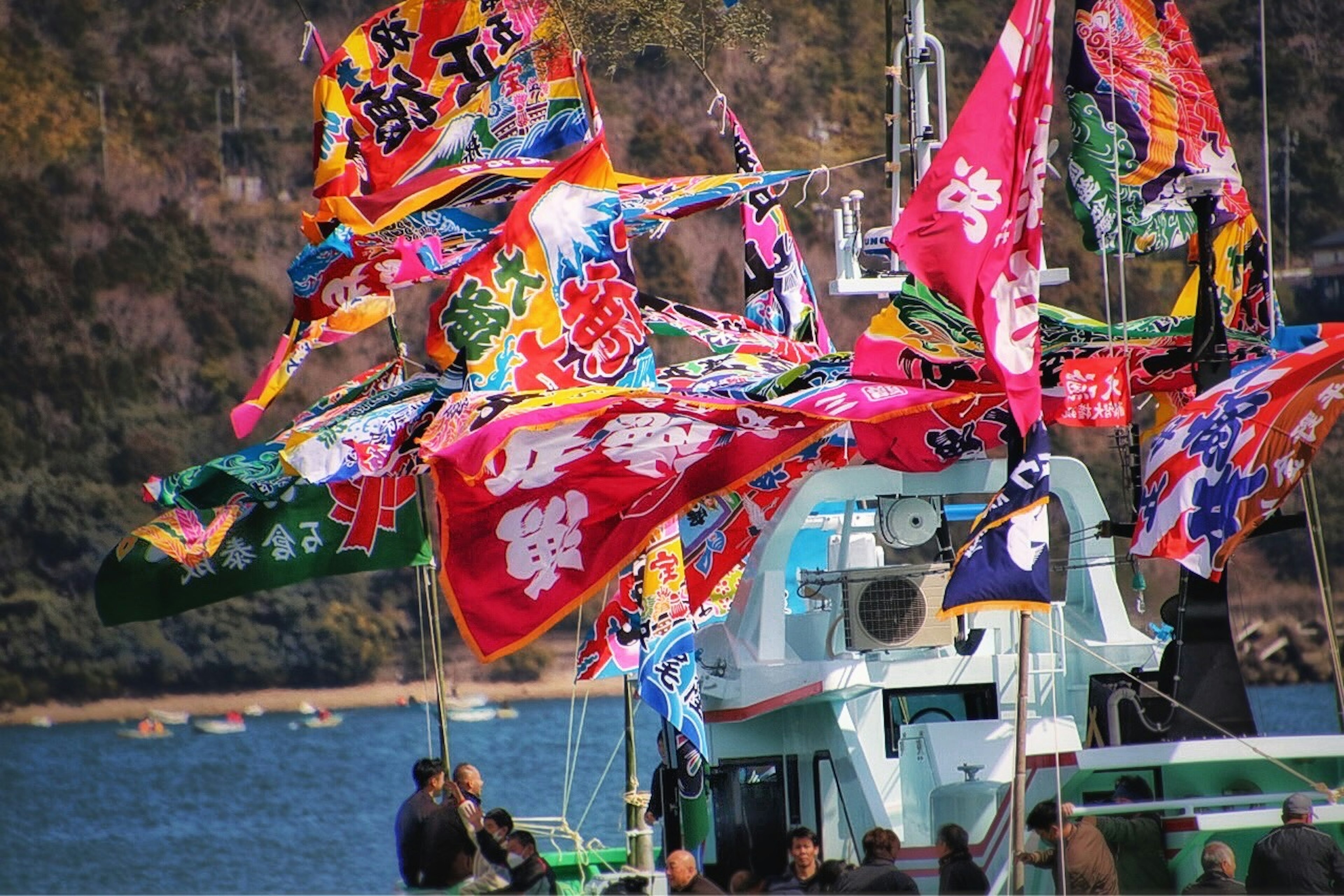 Barco de pesca adornado con banderas coloridas en el agua