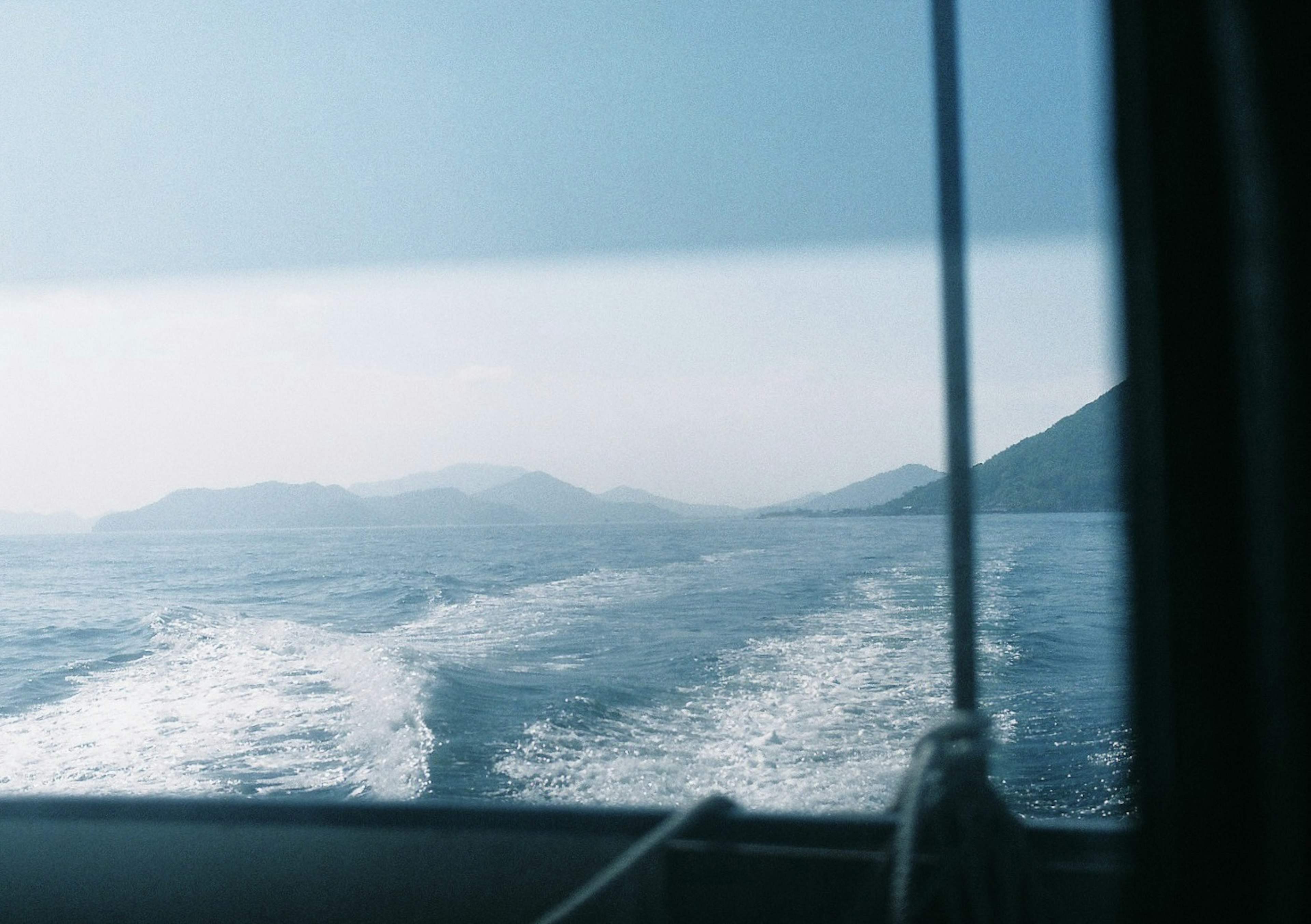 ボートからの海の景色と遠くの山々