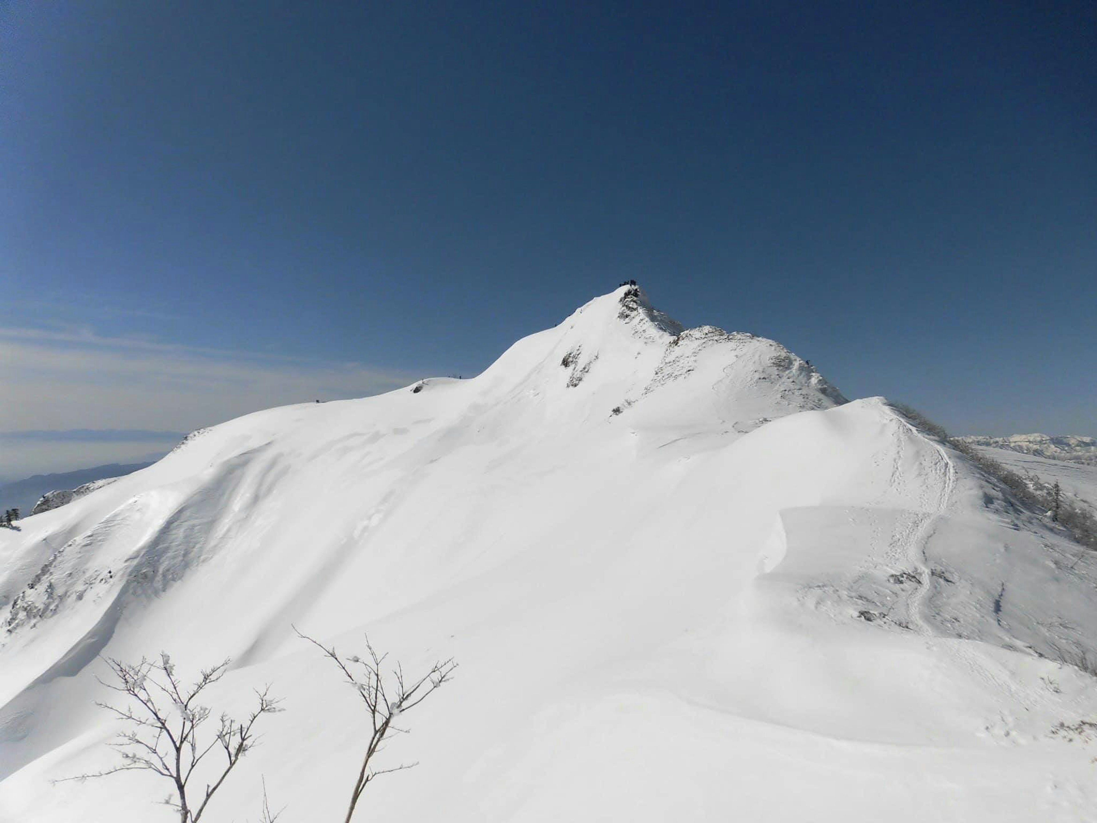 Paysage de montagne enneigée avec un ciel bleu clair