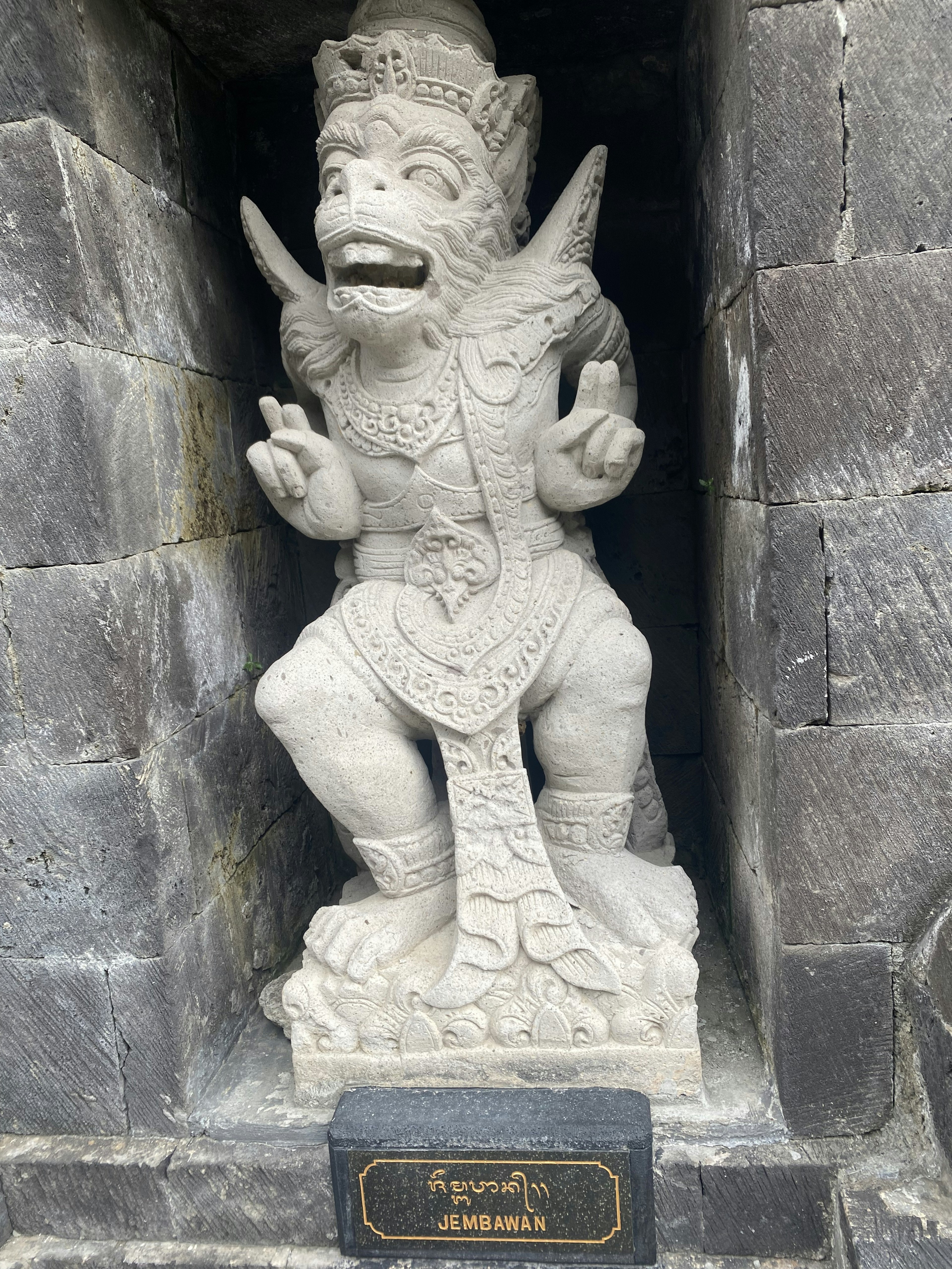 Scultura in pietra che rappresenta un personaggio mitologico del folklore balinese