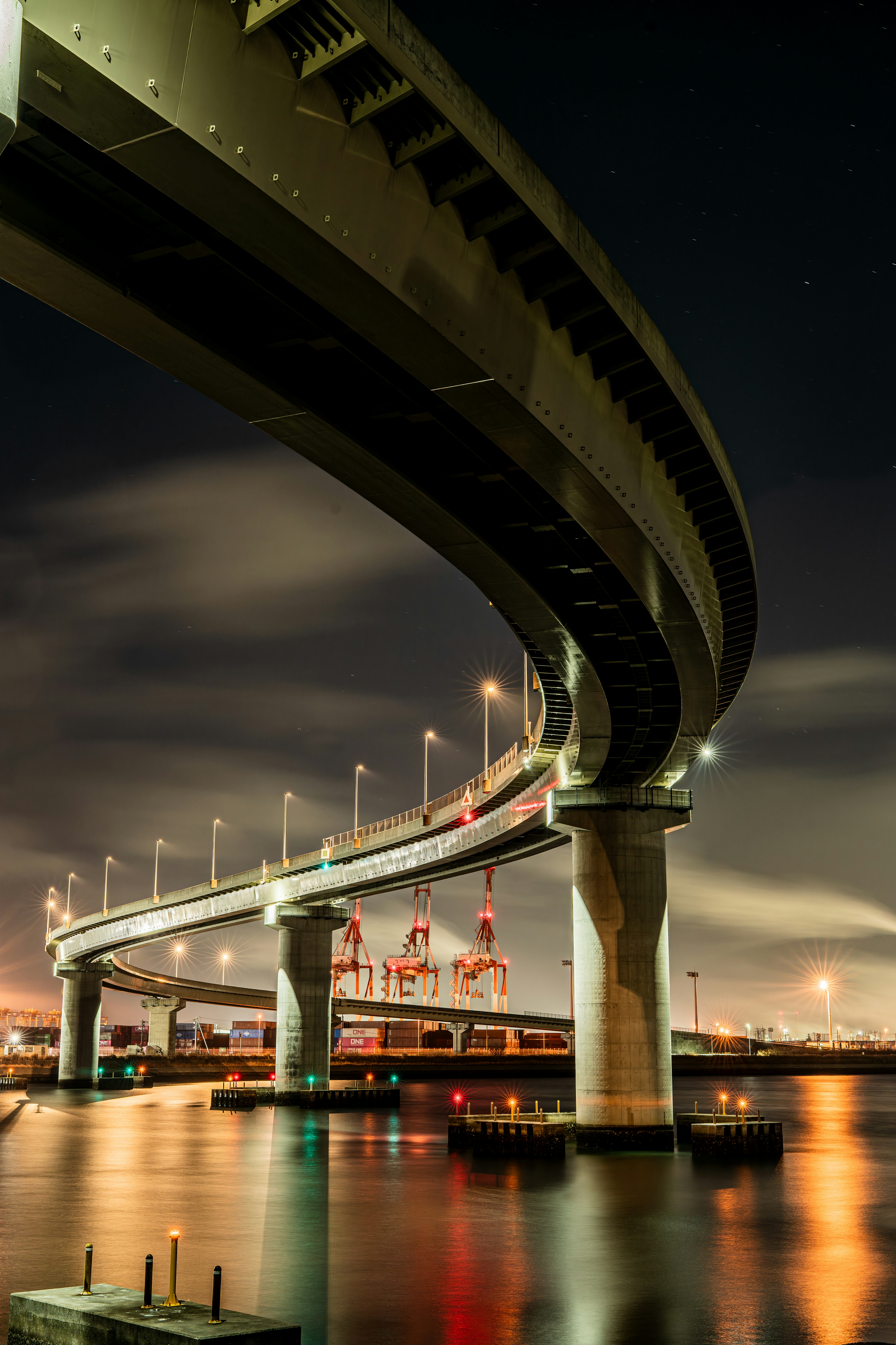 Una vista escénica de un puente de noche con reflejos en el agua