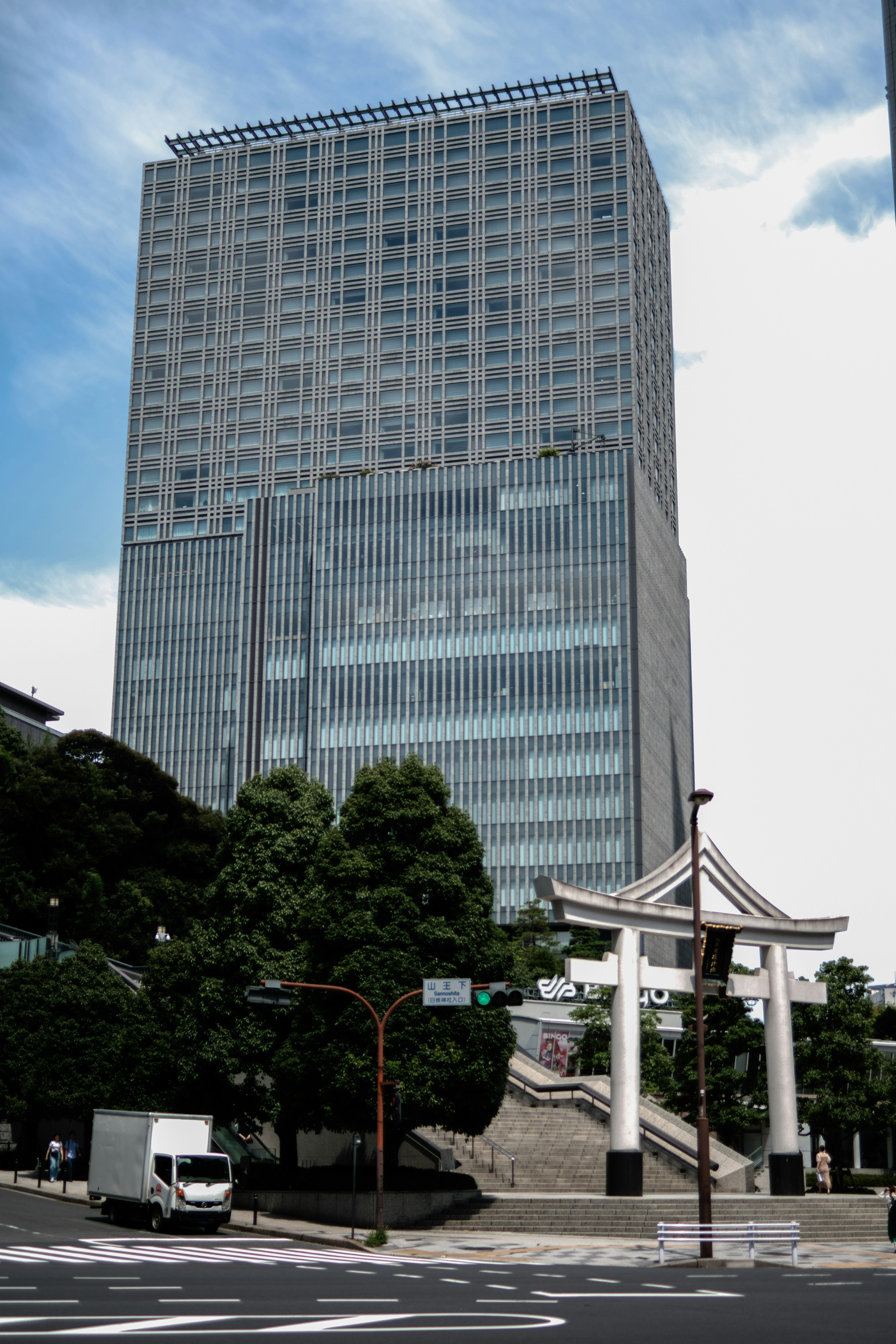 高層ビルと鳥居が並ぶ街の風景