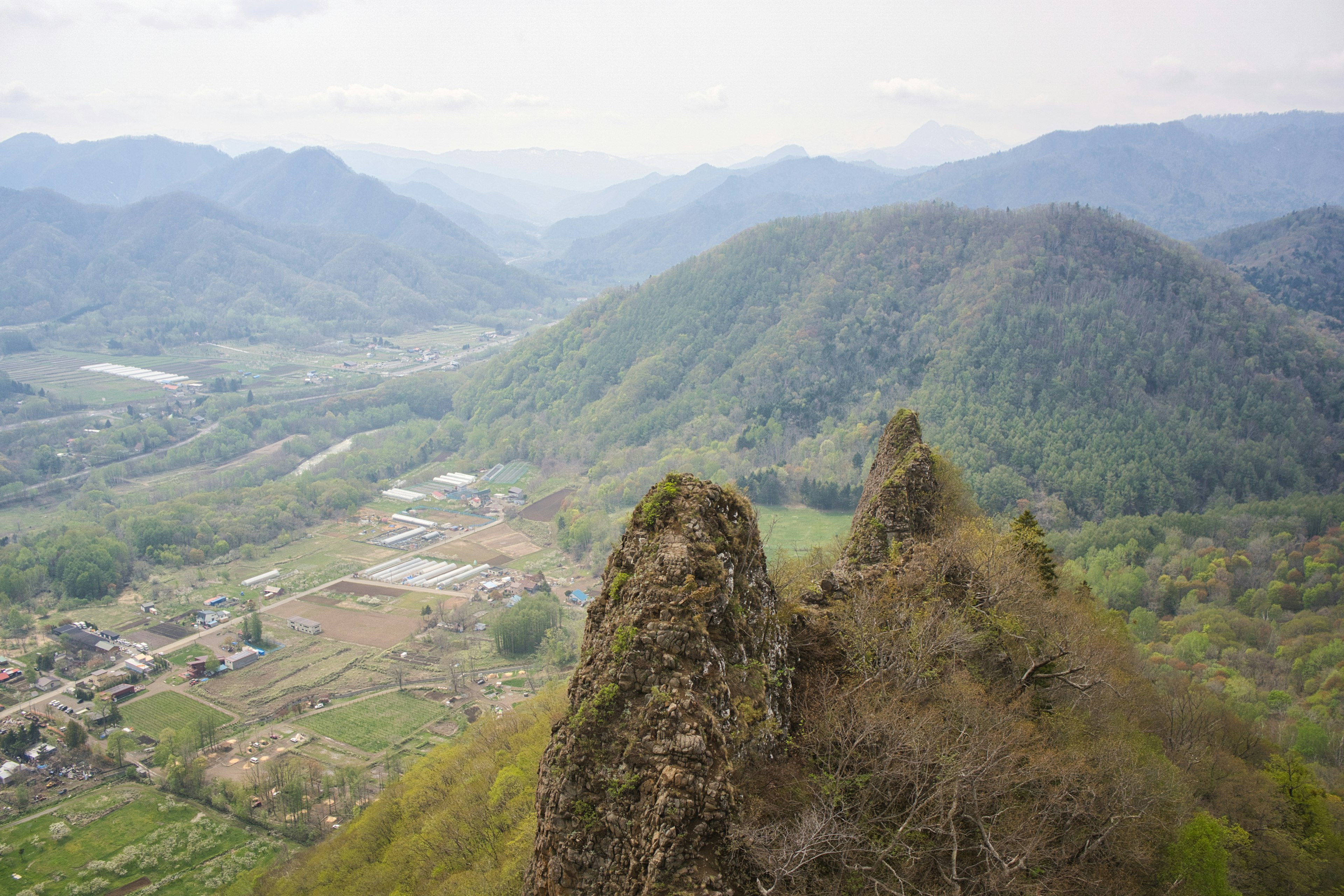 俯瞰山谷和山脉的尖锐岩石形成