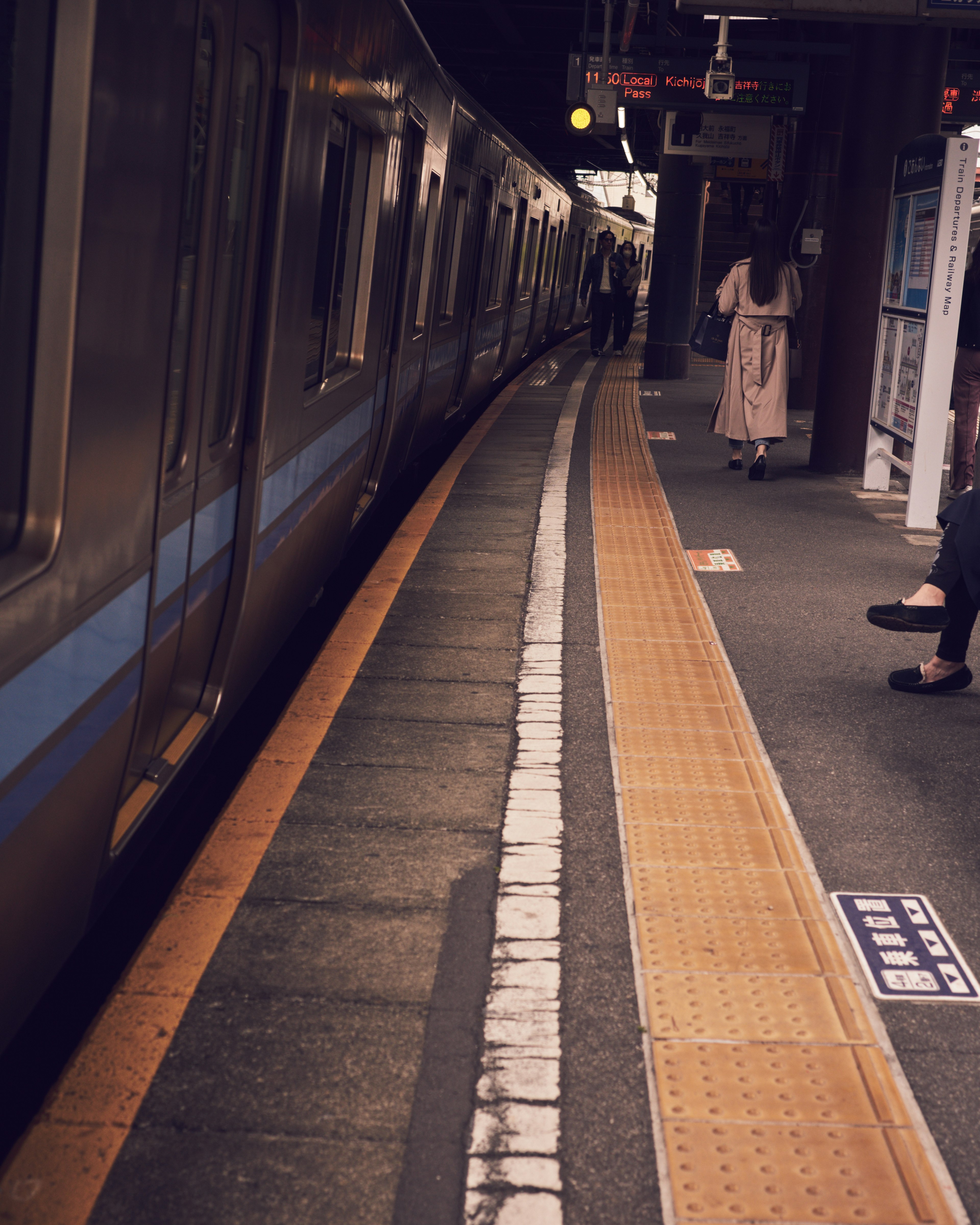 Treno fermo su una banchina della stazione con passeggeri