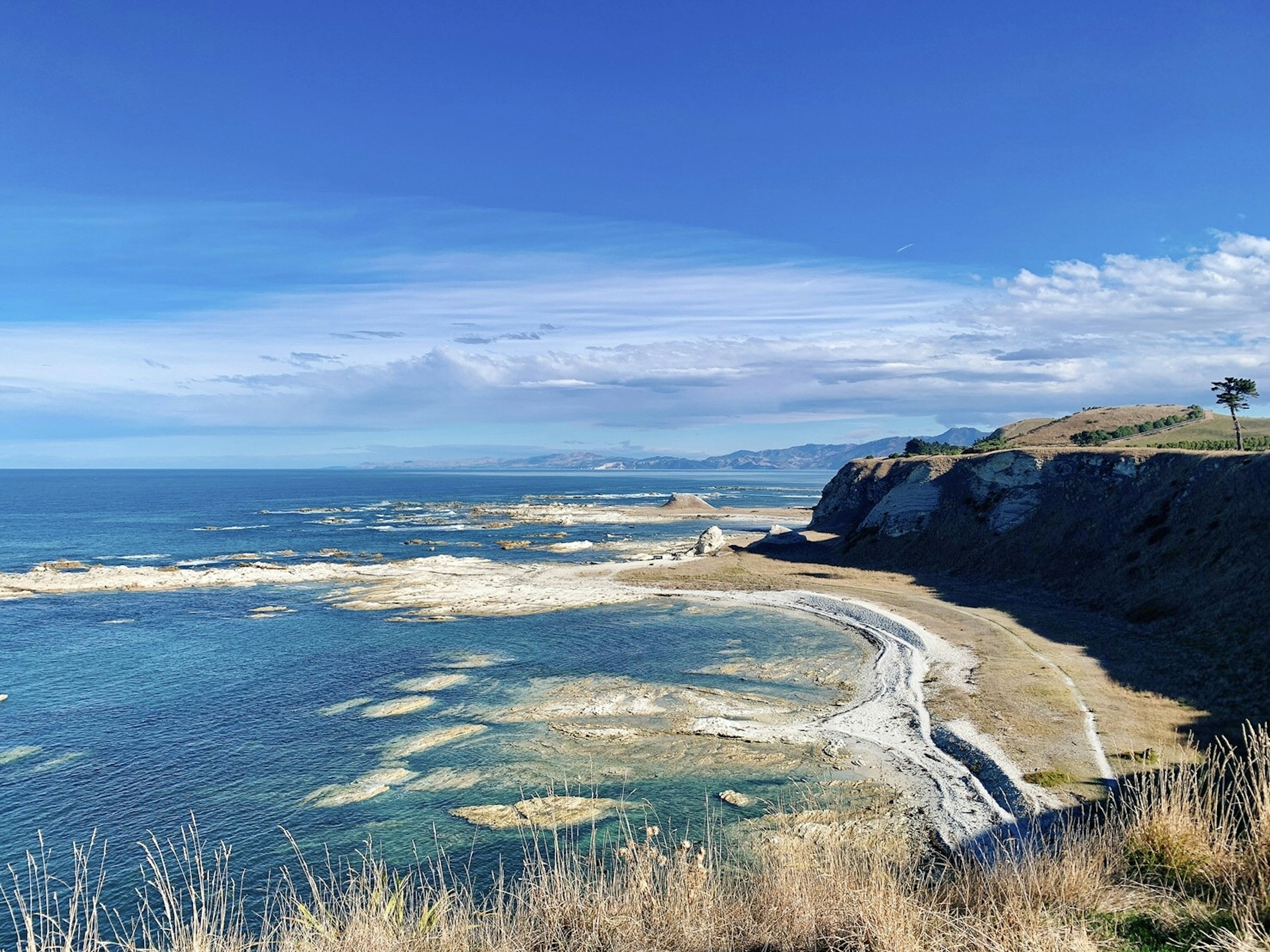 Garis pantai yang indah dengan langit biru dan laut