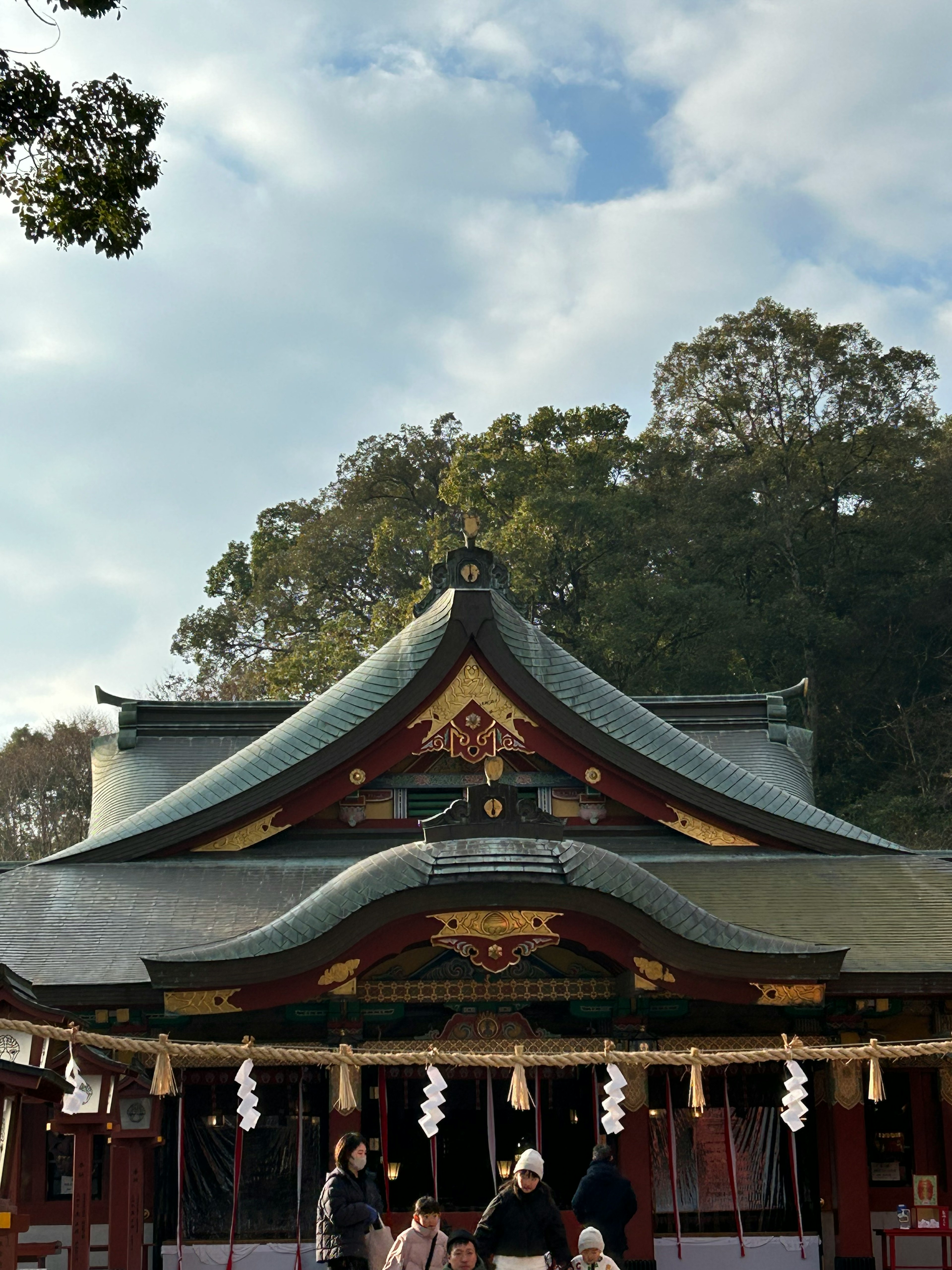 神社の伝統的な建築と青空の背景