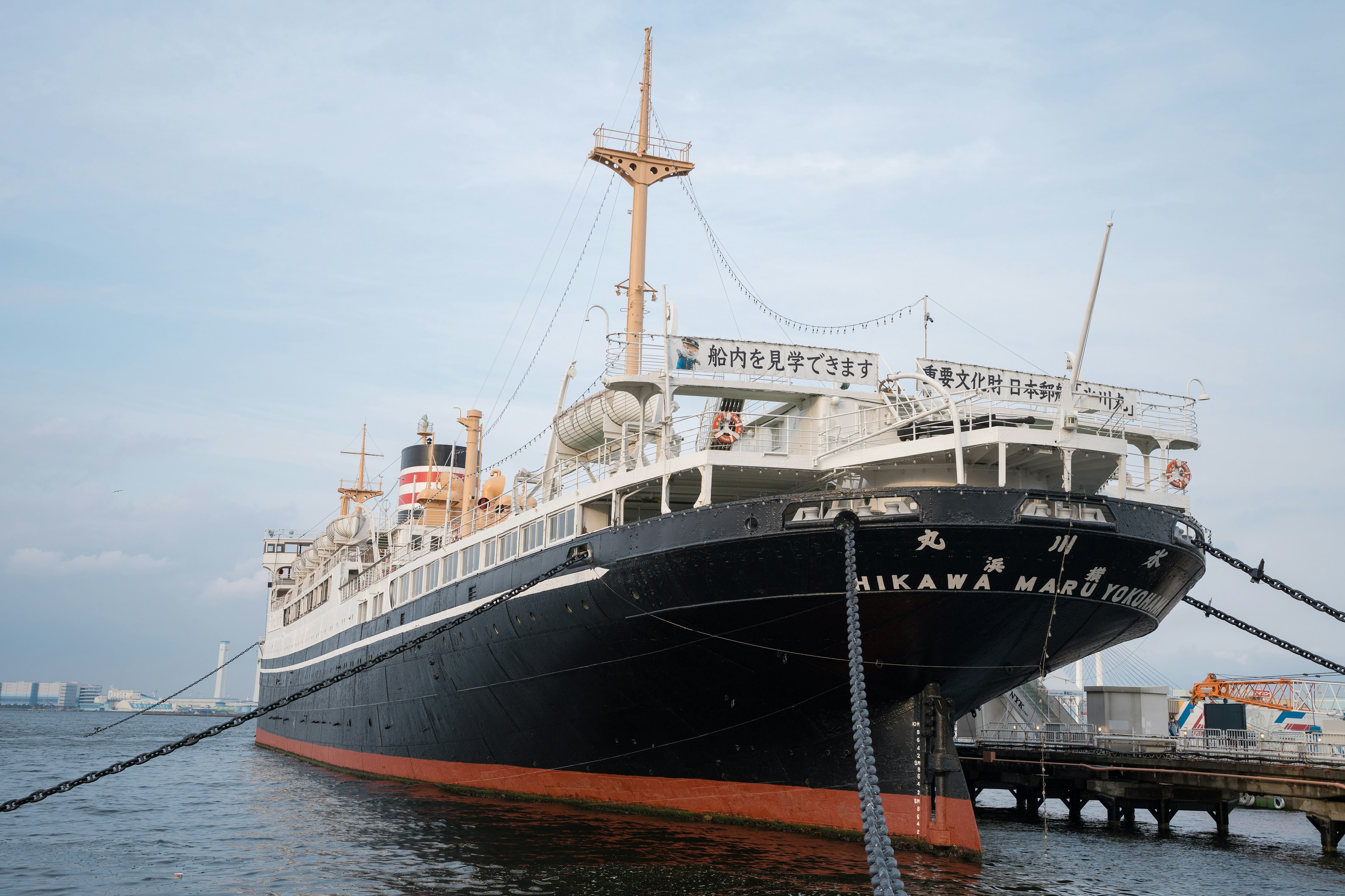 Nave passeggeri storica ormeggiata al porto di Yokohama