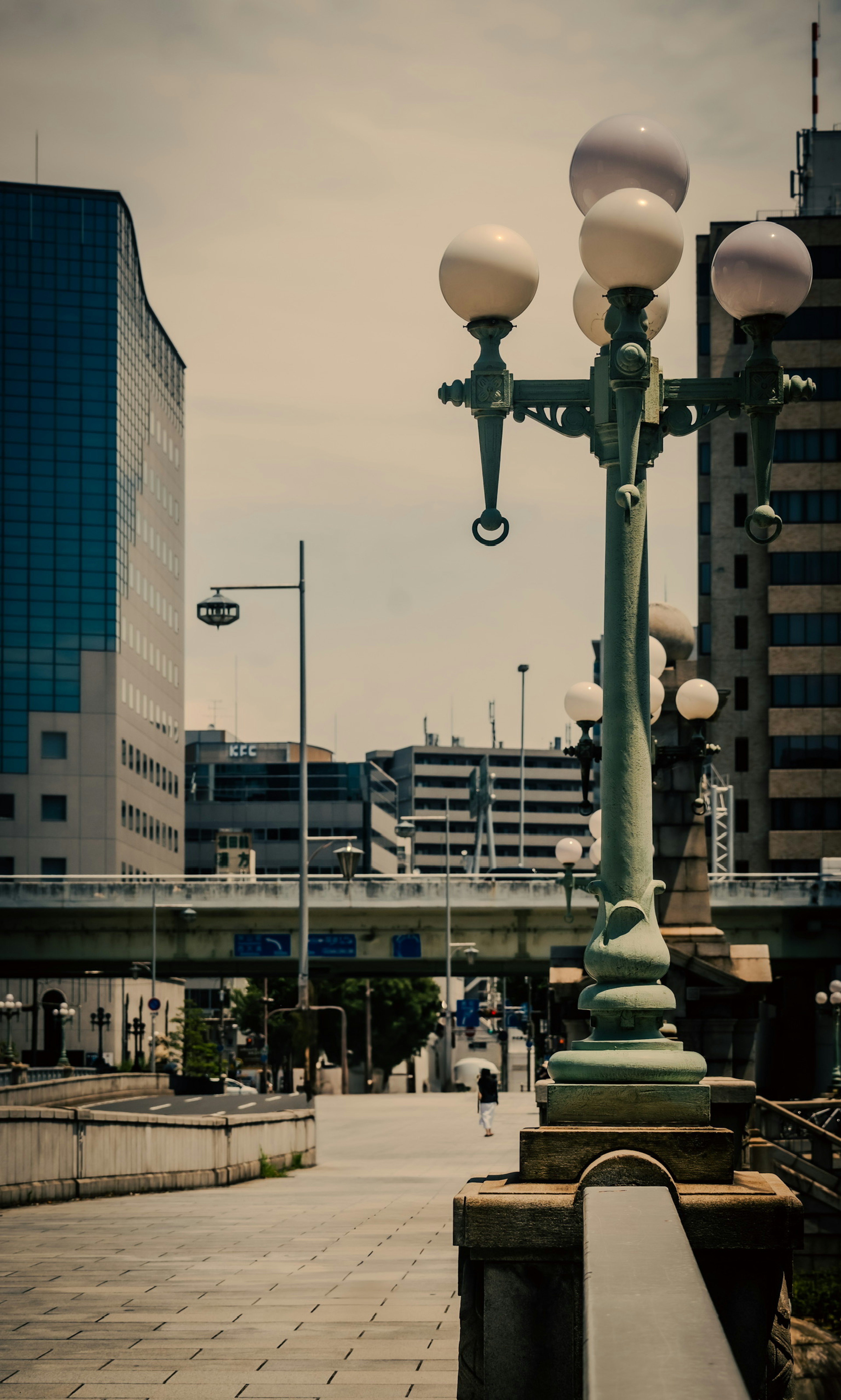 Escena urbana con farolas y edificios modernos