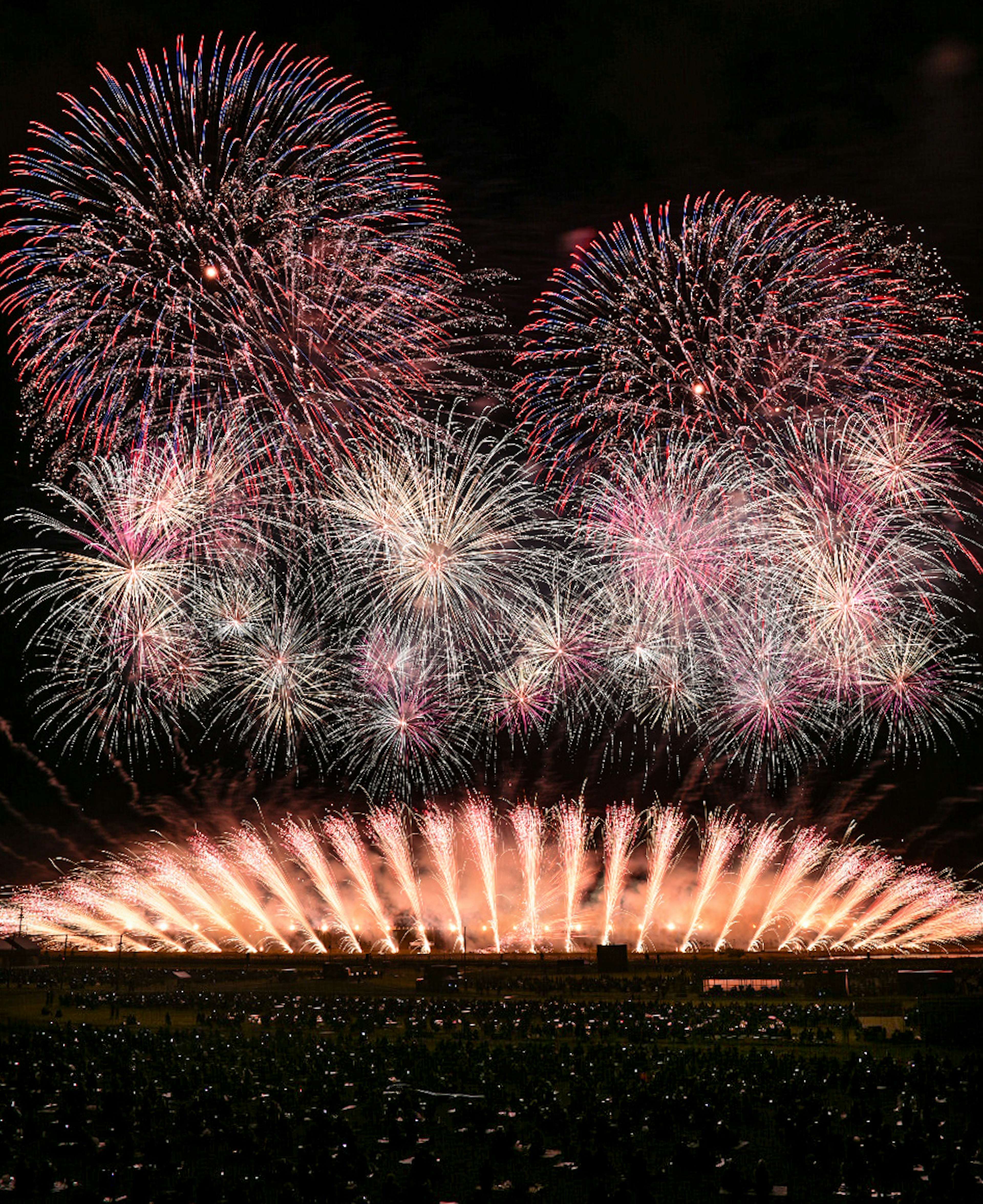 Espectáculo de fuegos artificiales coloridos iluminando el cielo nocturno