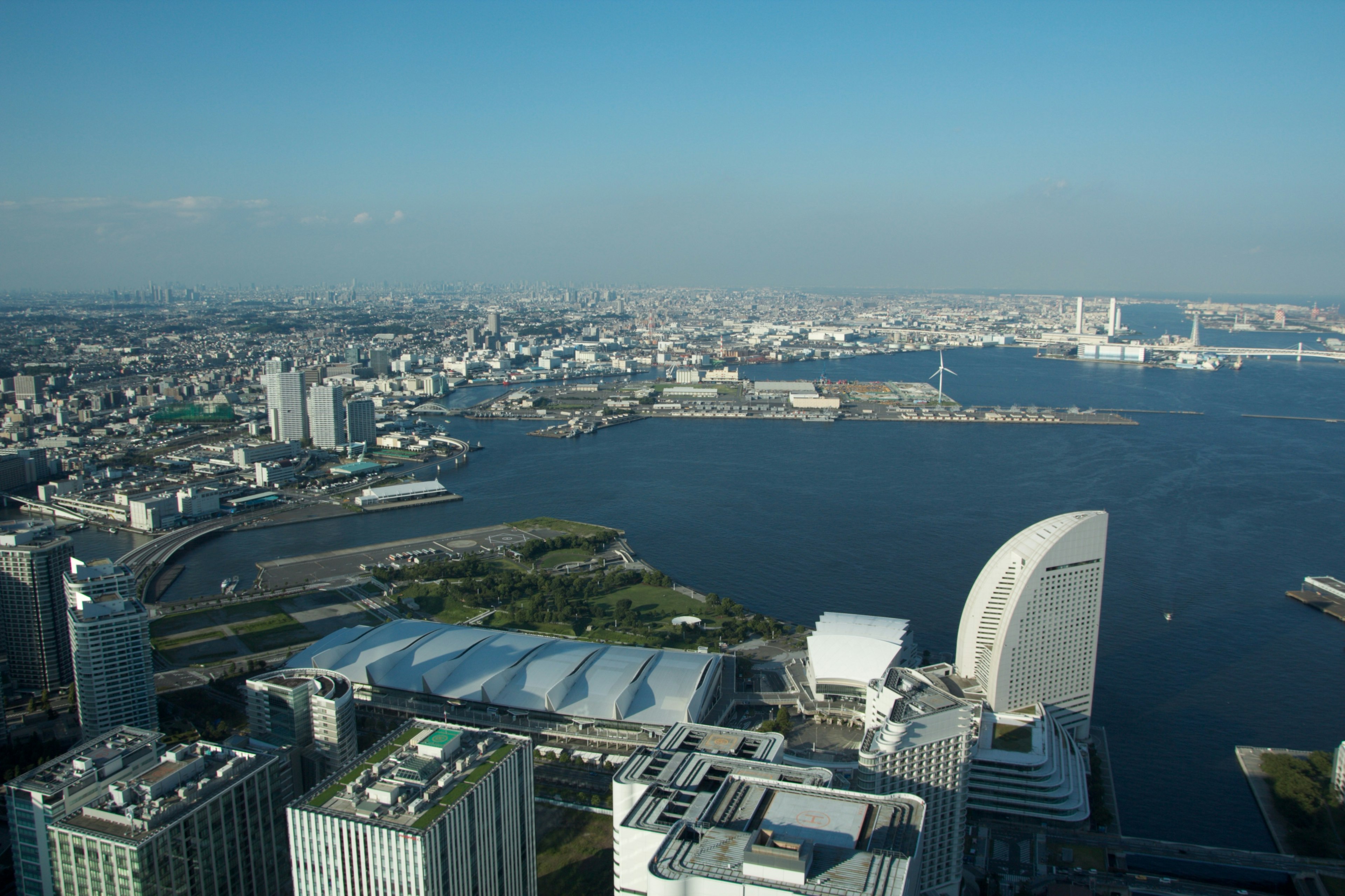 横滨湾和建筑的全景