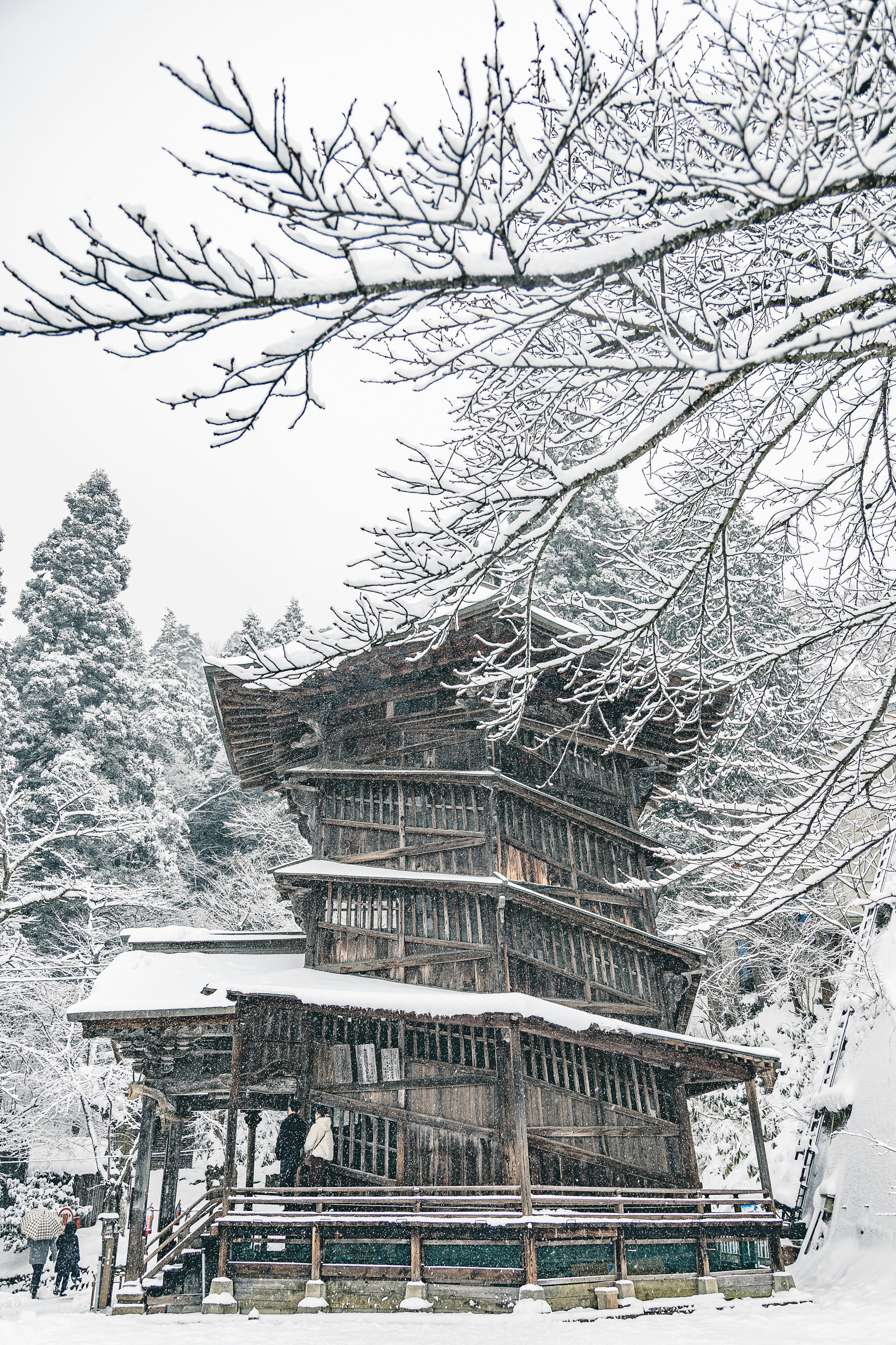 Traditionelles Holzgebäude mit Schnee bedeckt