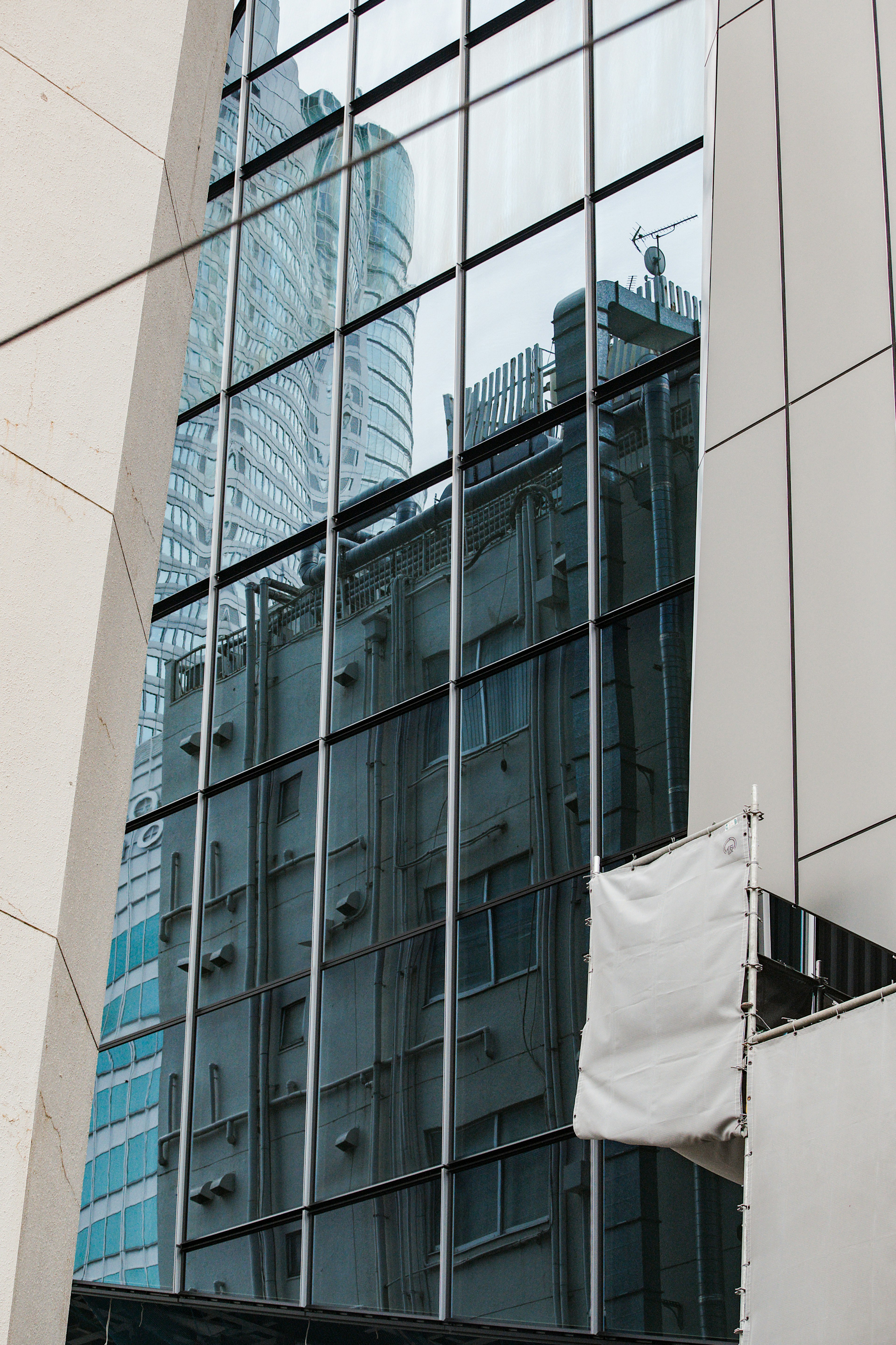 Reflet du paysage urbain dans un bâtiment en verre