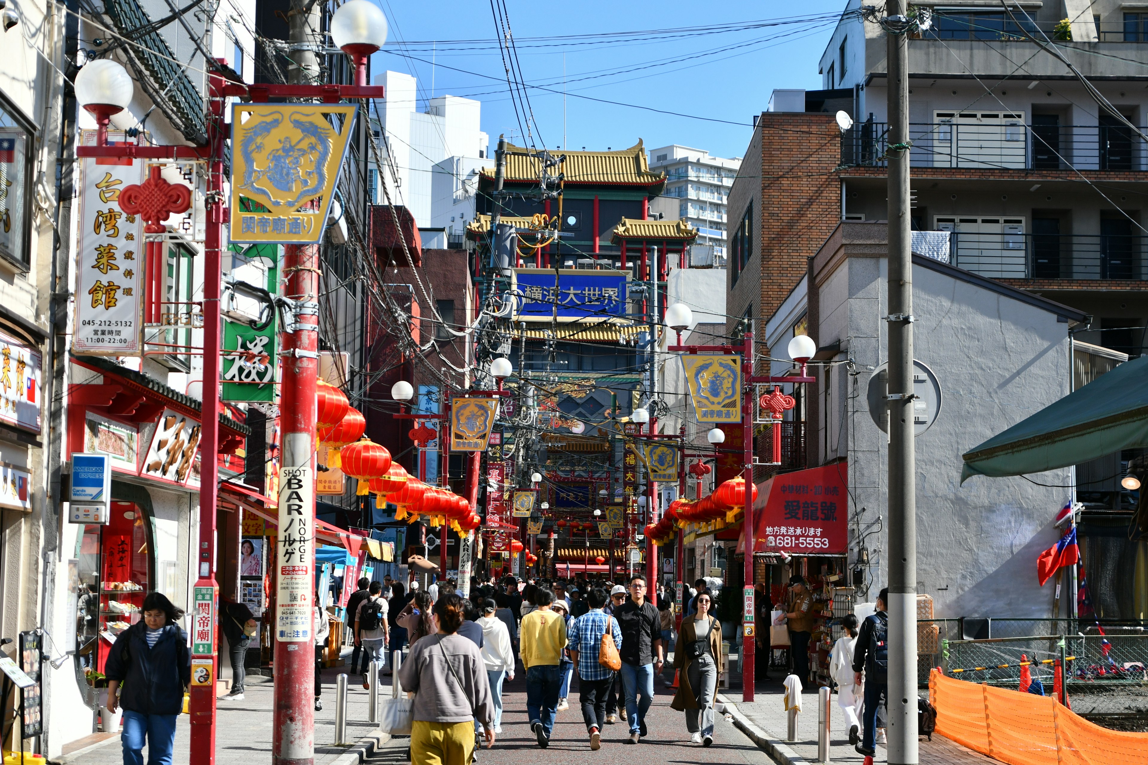 Jalan ramai di Chinatown dengan orang-orang Lentera dan papan nama tradisional di sepanjang jalan