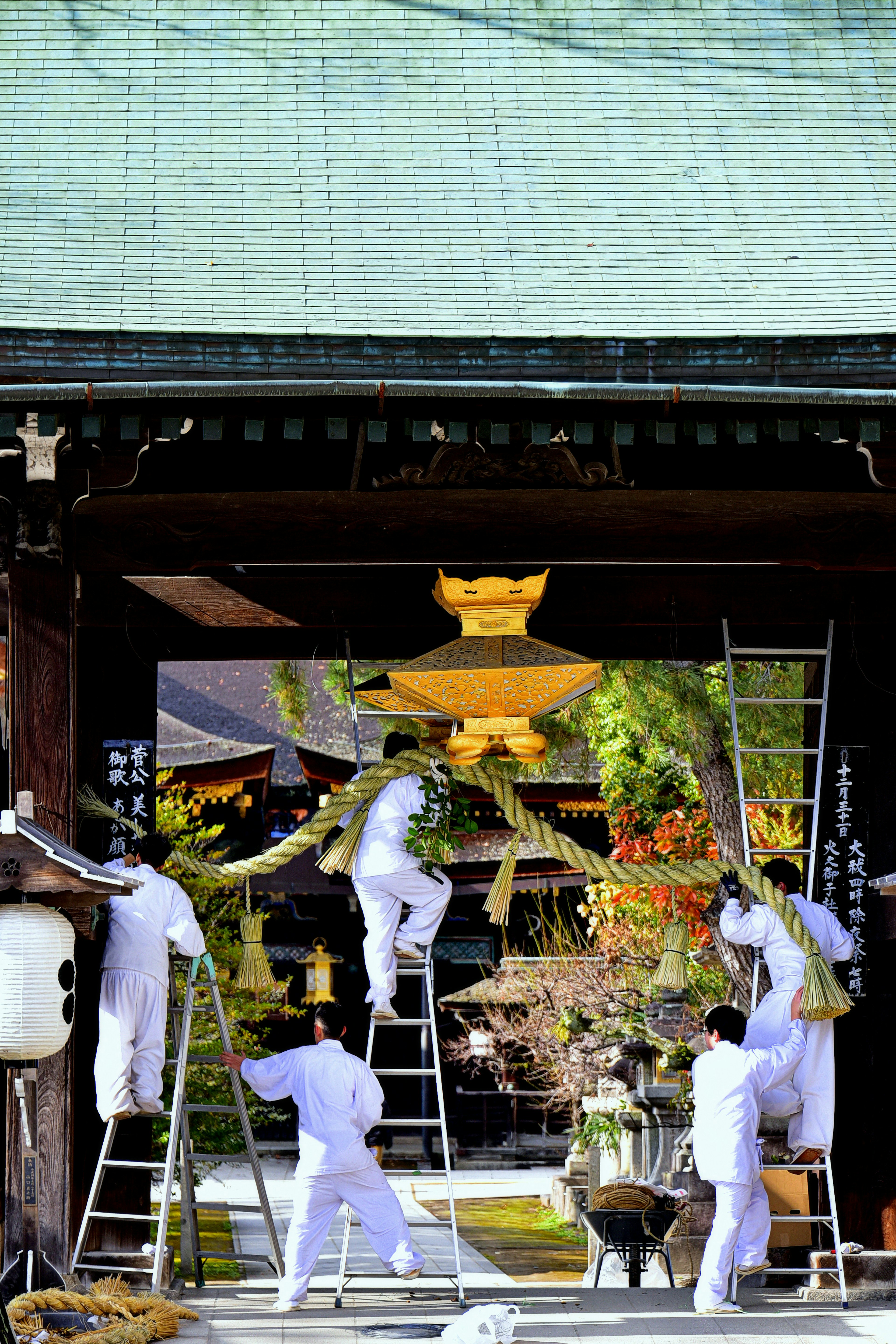 幾位穿著工作服的人在寺廟進行修復工作