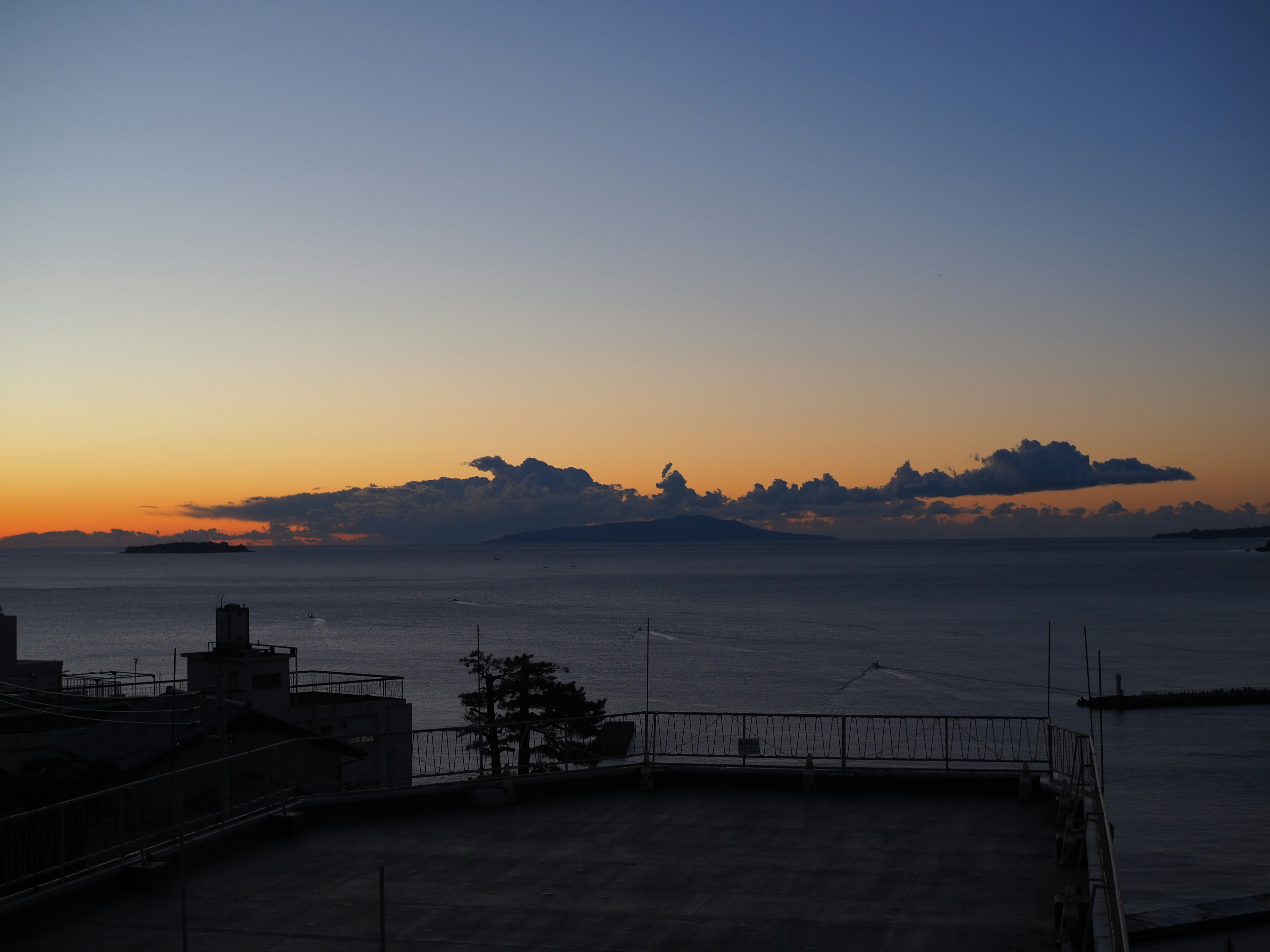 夕焼けの海と雲が広がる風景