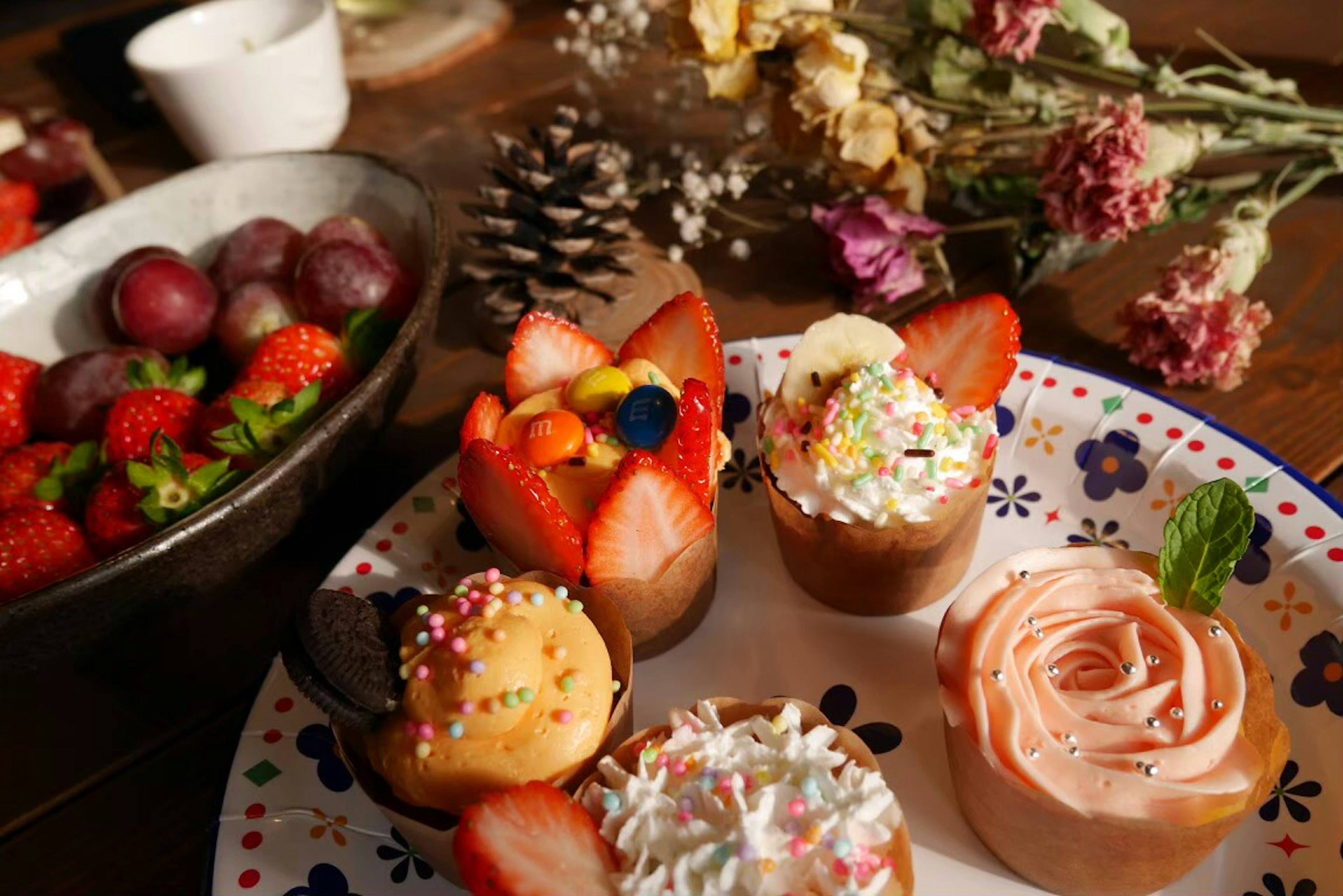 Cupcakes colorés et fruits frais disposés sur une belle table