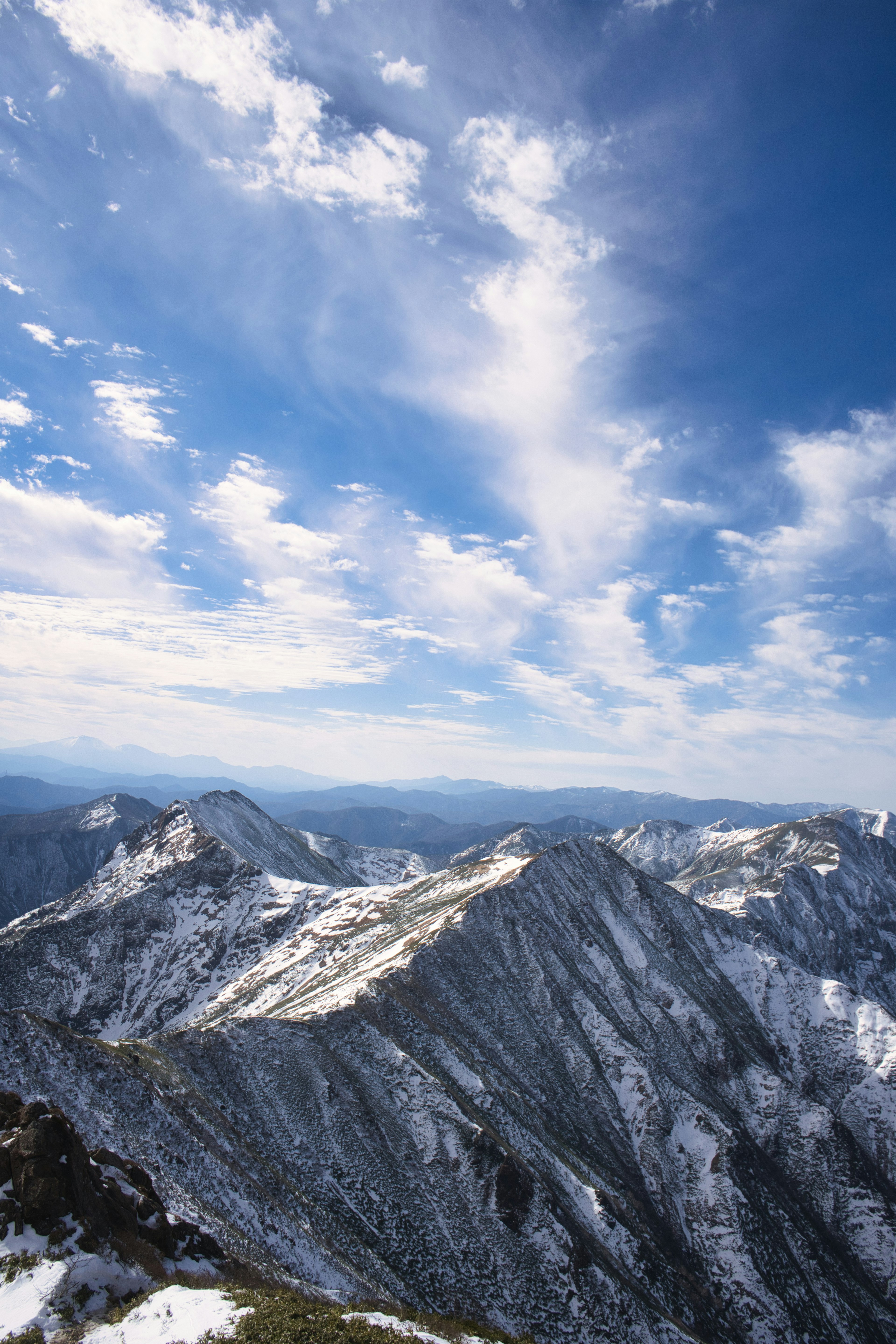 Stupenda vista di montagne innevate sotto un cielo blu