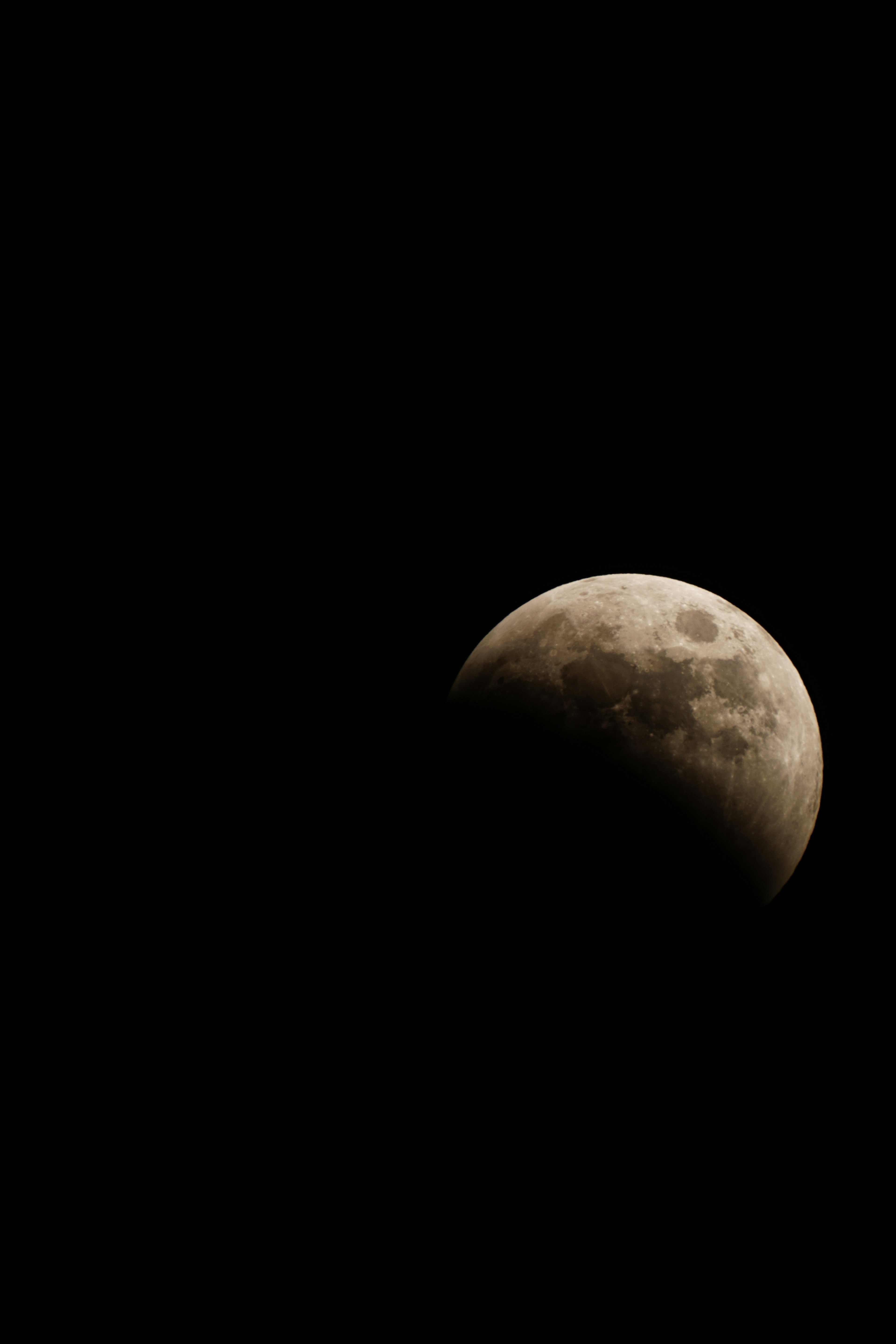 Vista parcial de la luna sobre un fondo negro