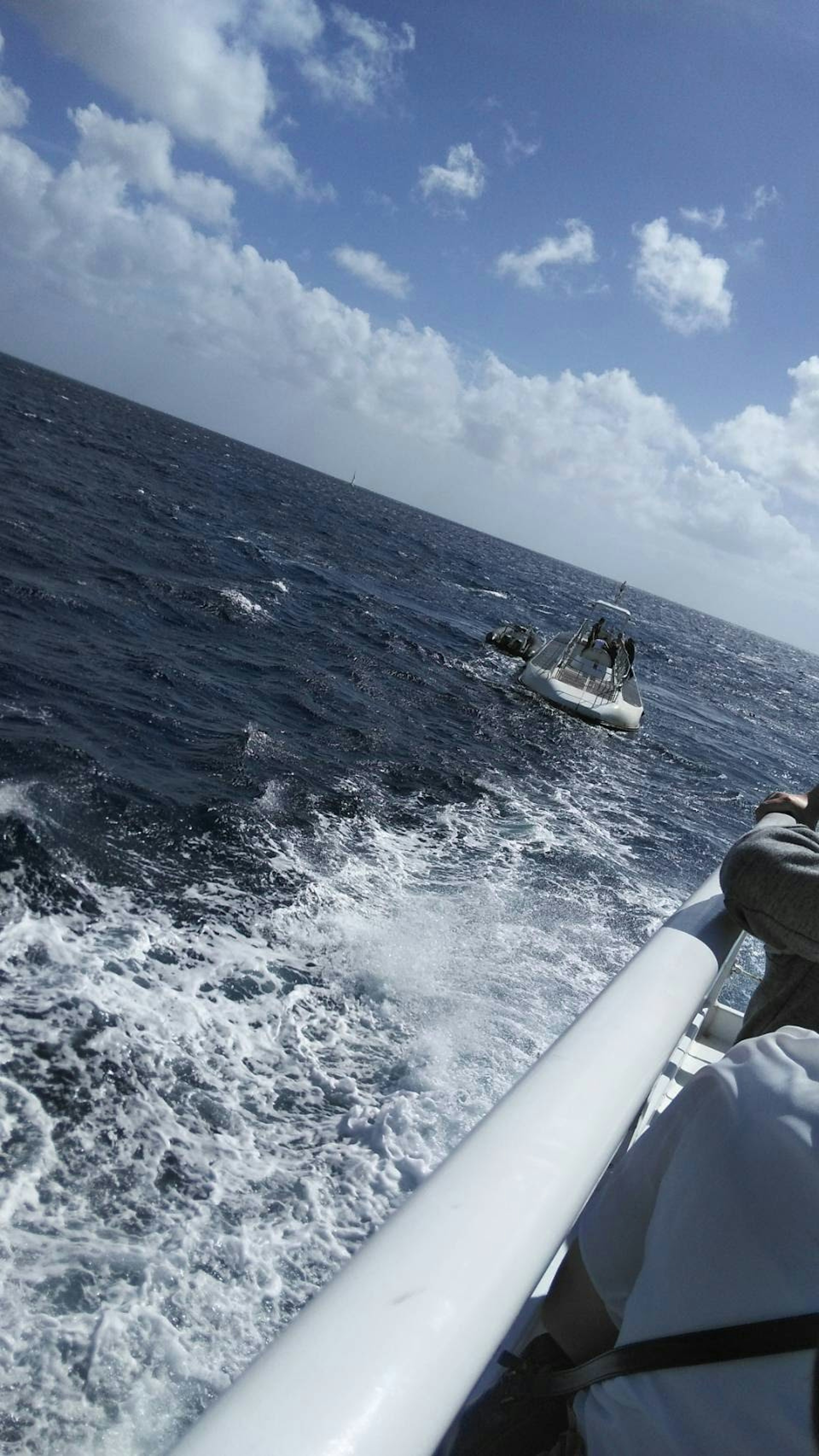 Barca sull'oceano con onde e cielo nuvoloso