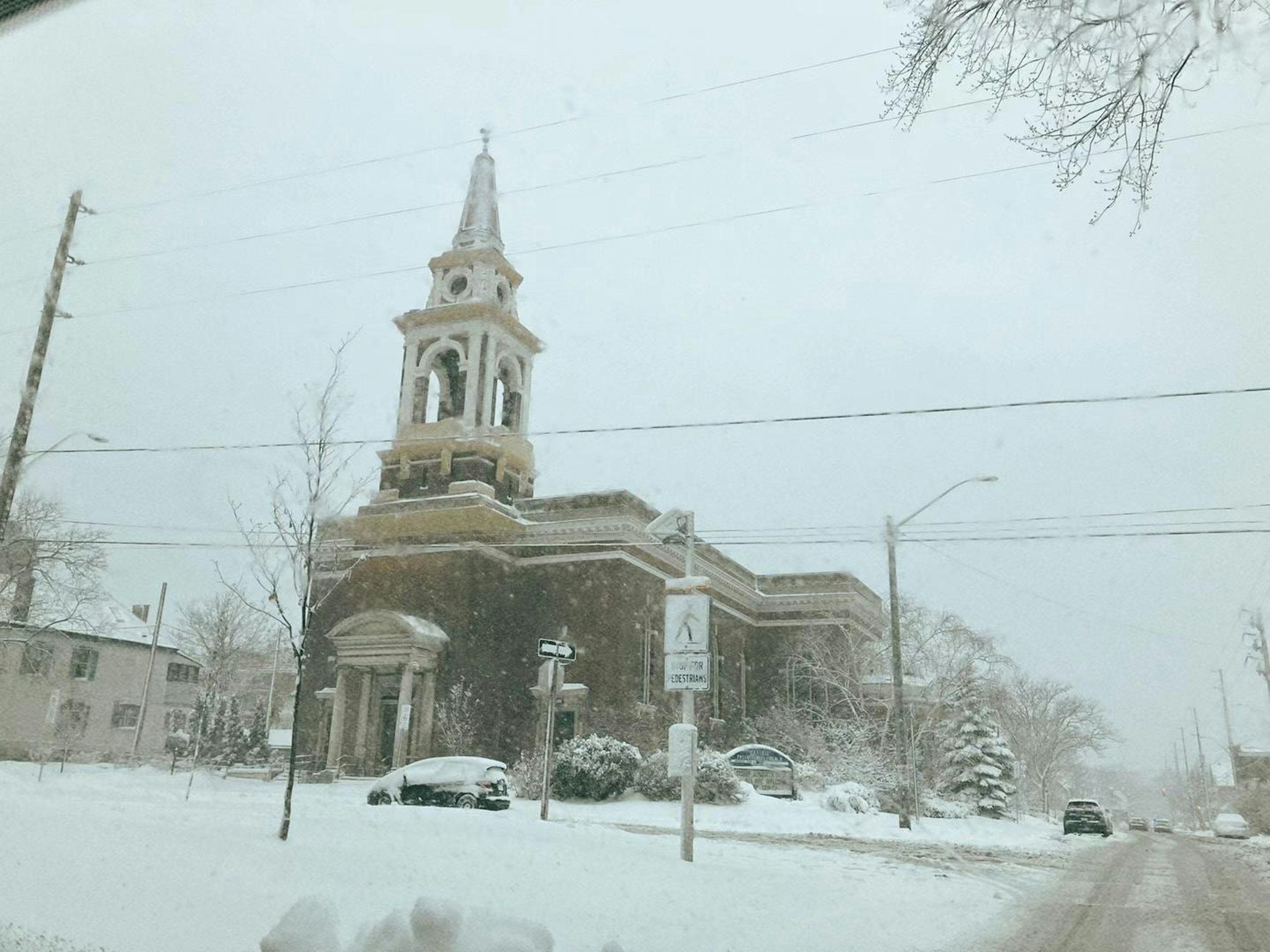 Église recouverte de neige avec un clocher dans un paysage d'hiver