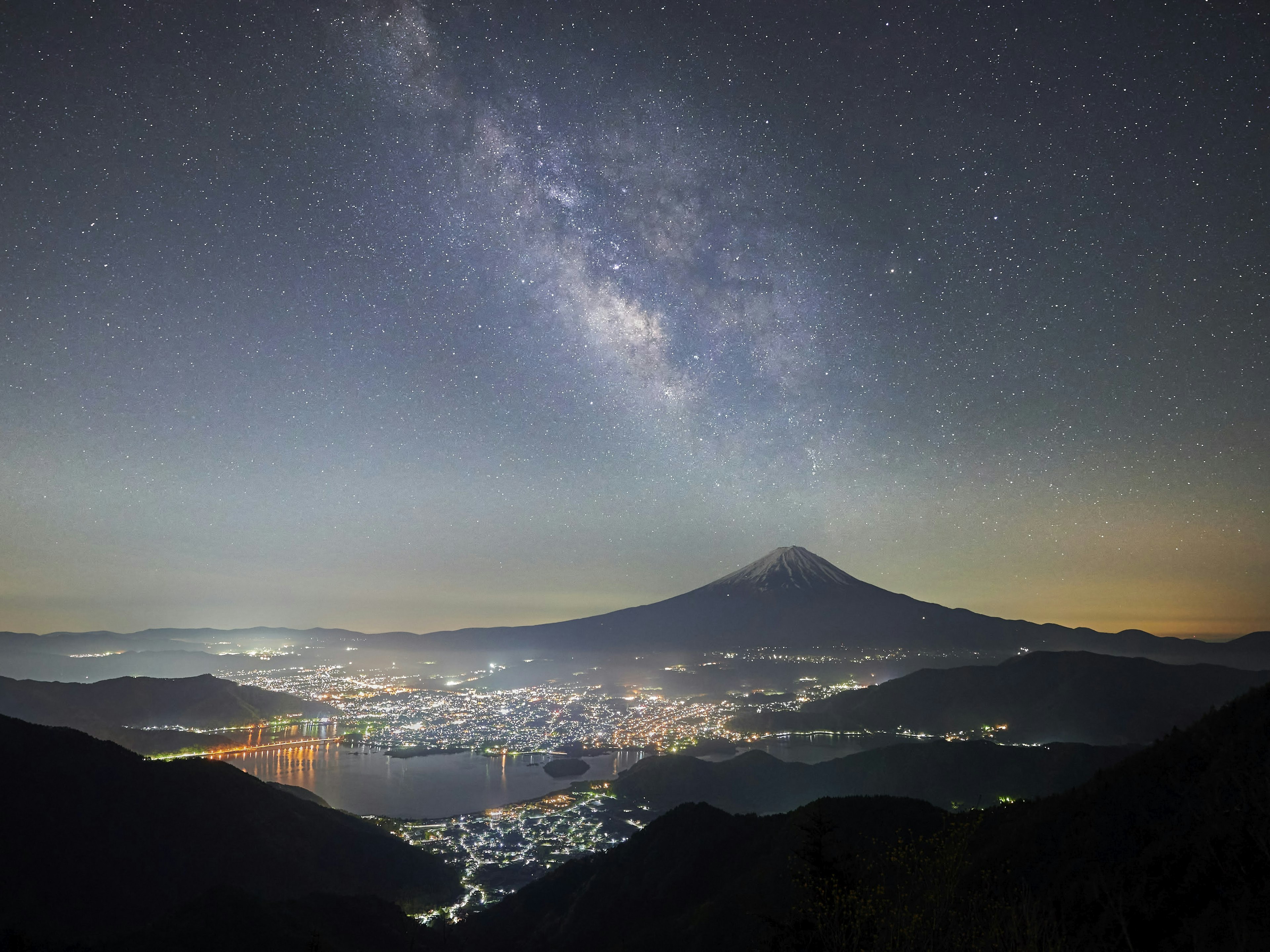 Magnifique vue nocturne du mont Fuji avec un ciel étoilé