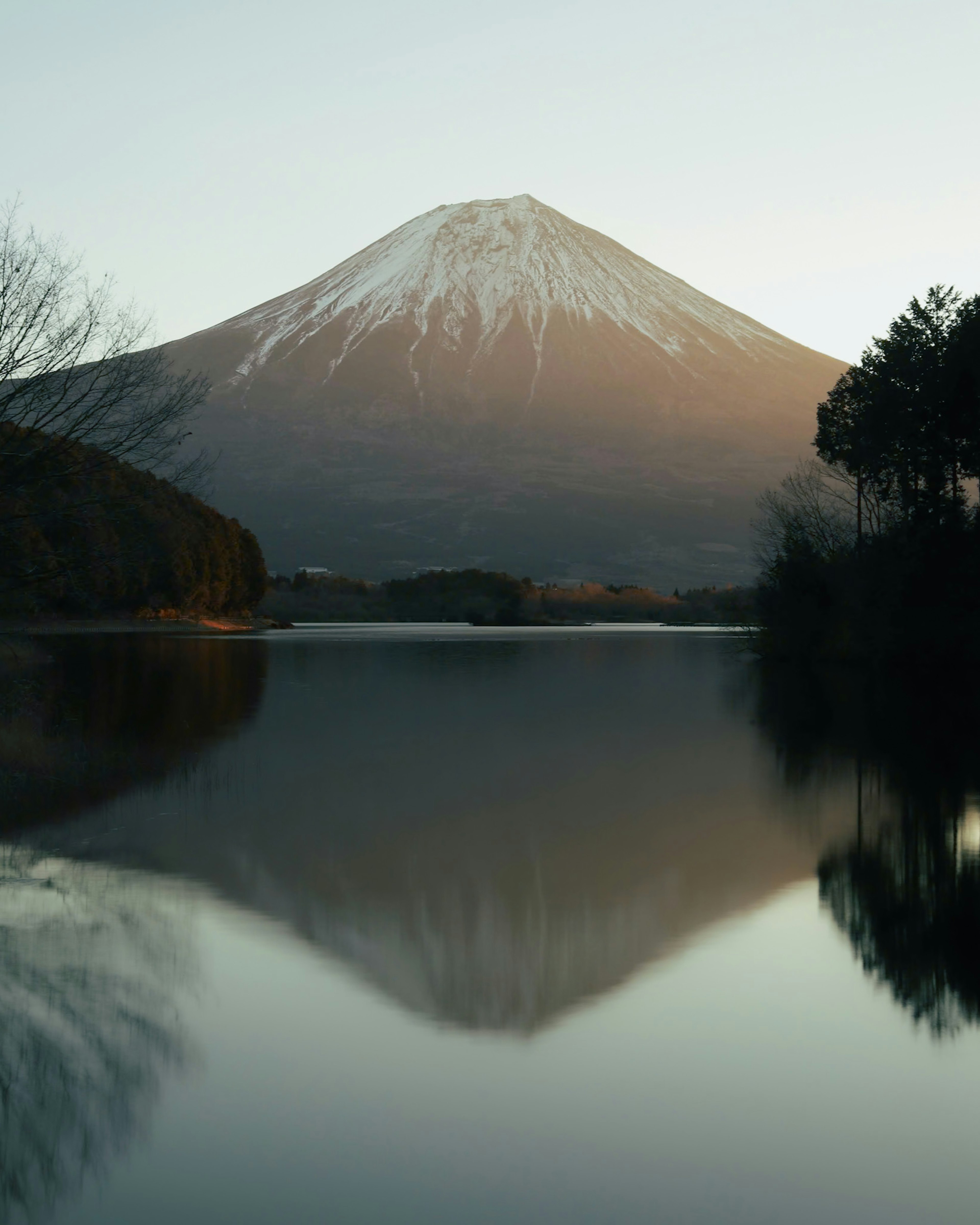 Schöne Landschaft des Fuji mit schneebedecktem Gipfel, der sich in einem See spiegelt