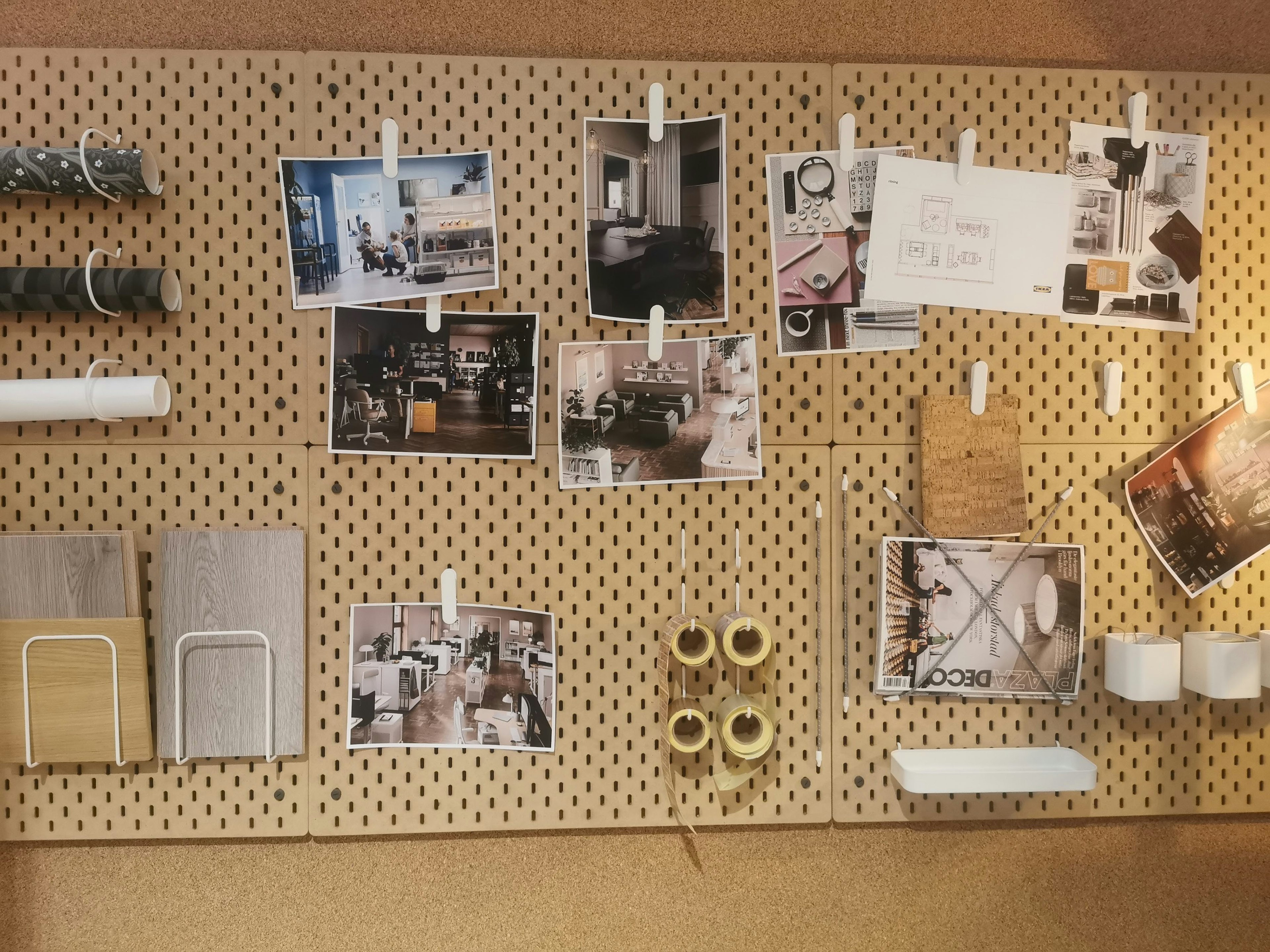 Tableau d'inspiration avec des photos et documents épinglés