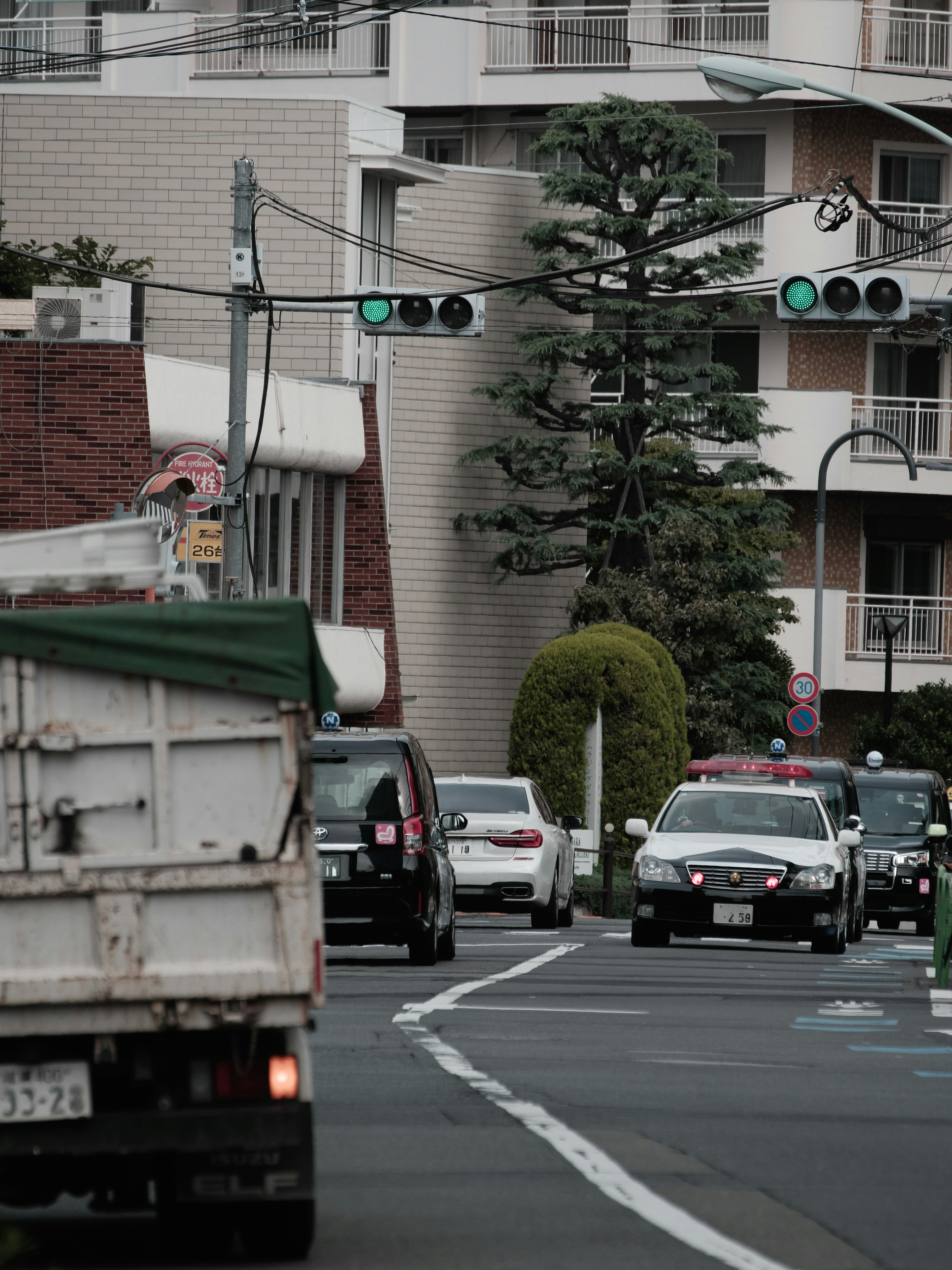 交通信号と車両が見える都市の風景