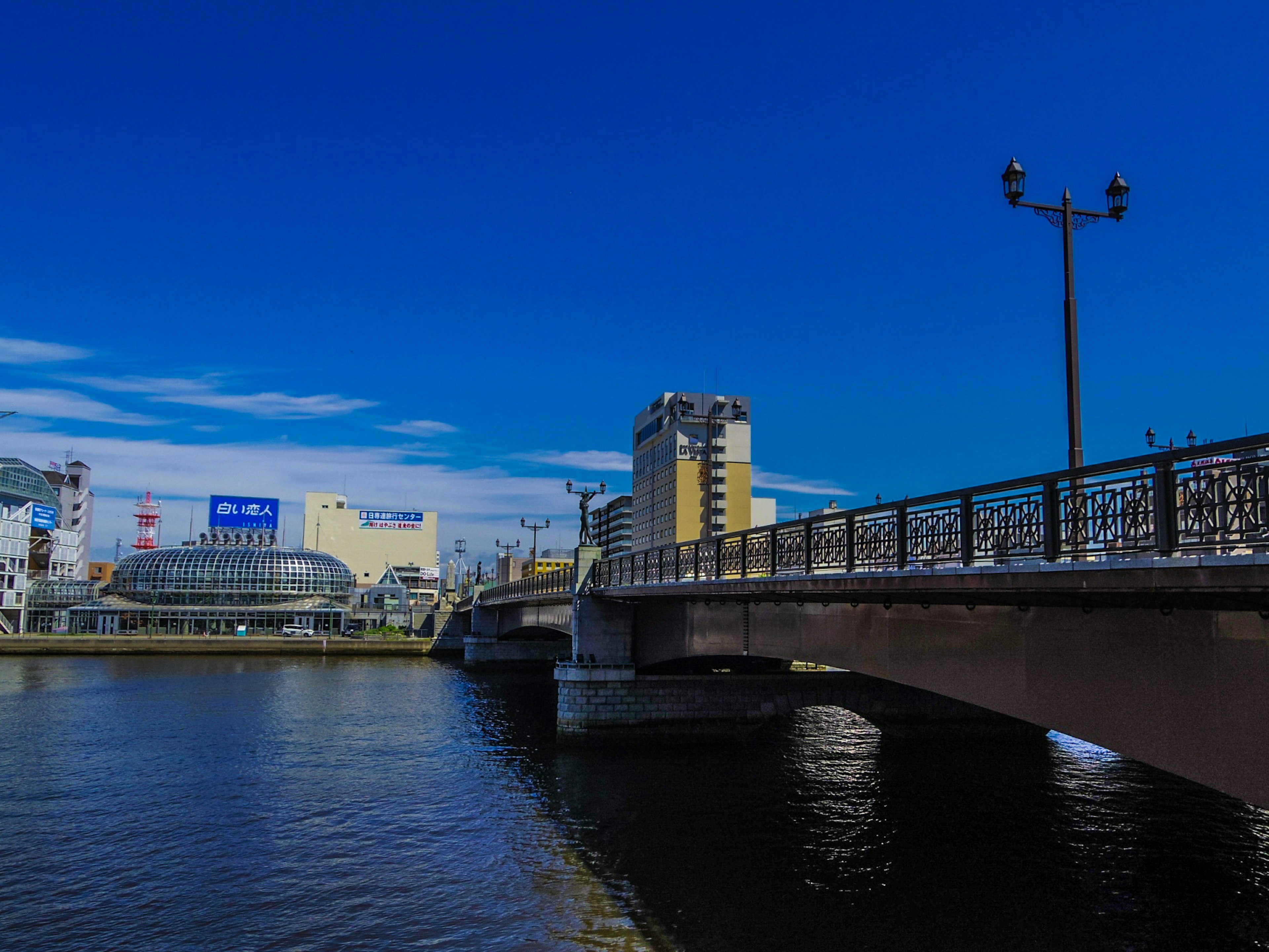 Vista panoramica di un ponte su un fiume con cielo azzurro