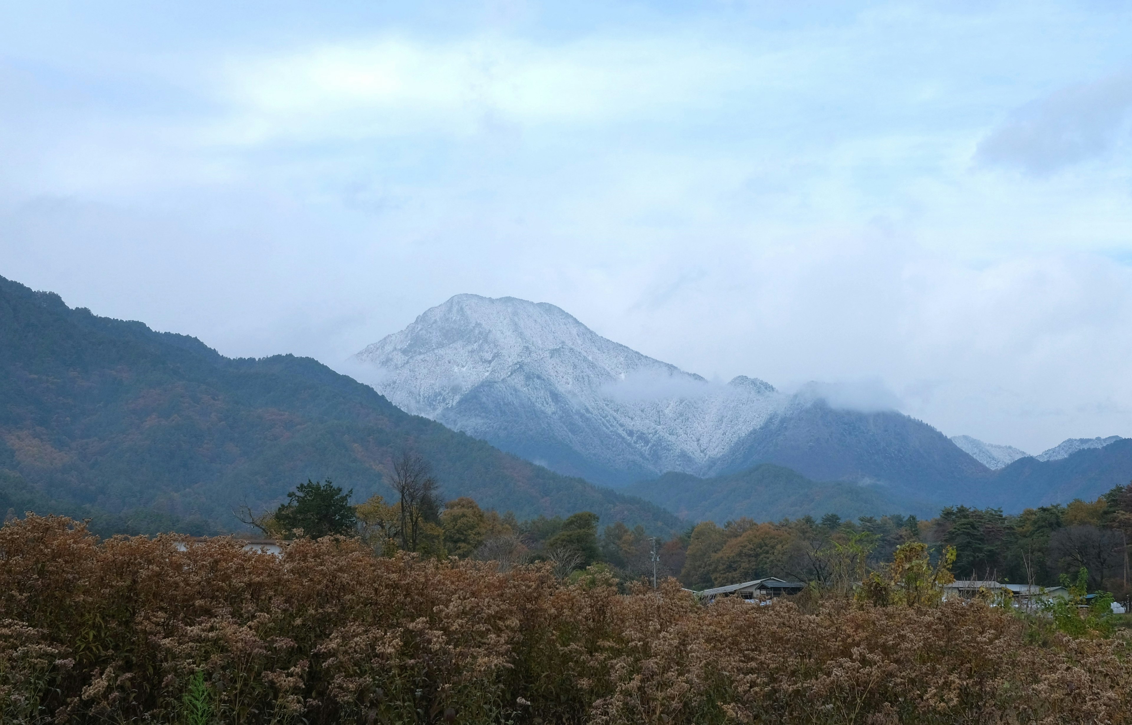 雪をかぶった山が雲に覆われた風景