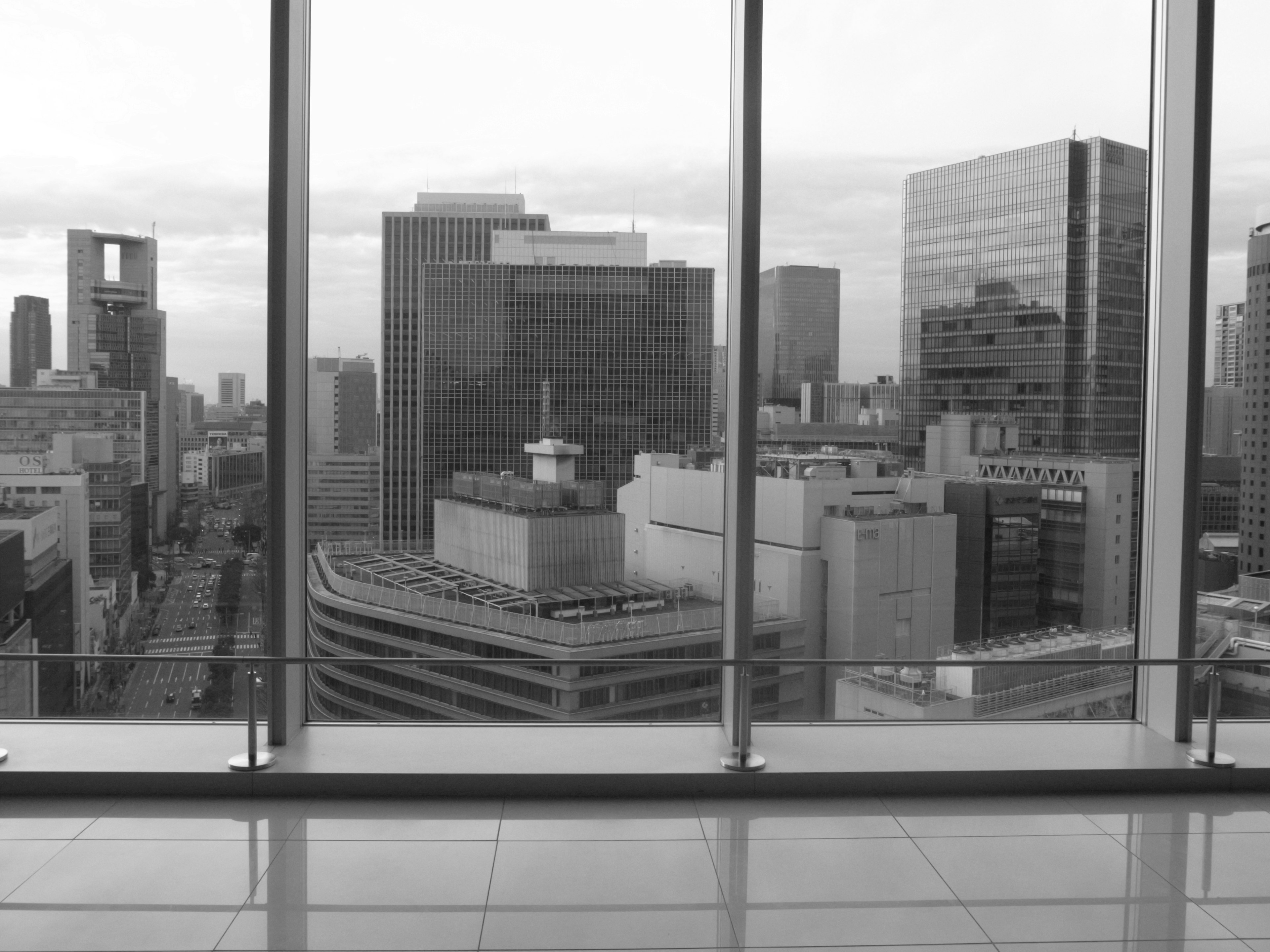 Vue sur la ville depuis une fenêtre d'immeuble en noir et blanc