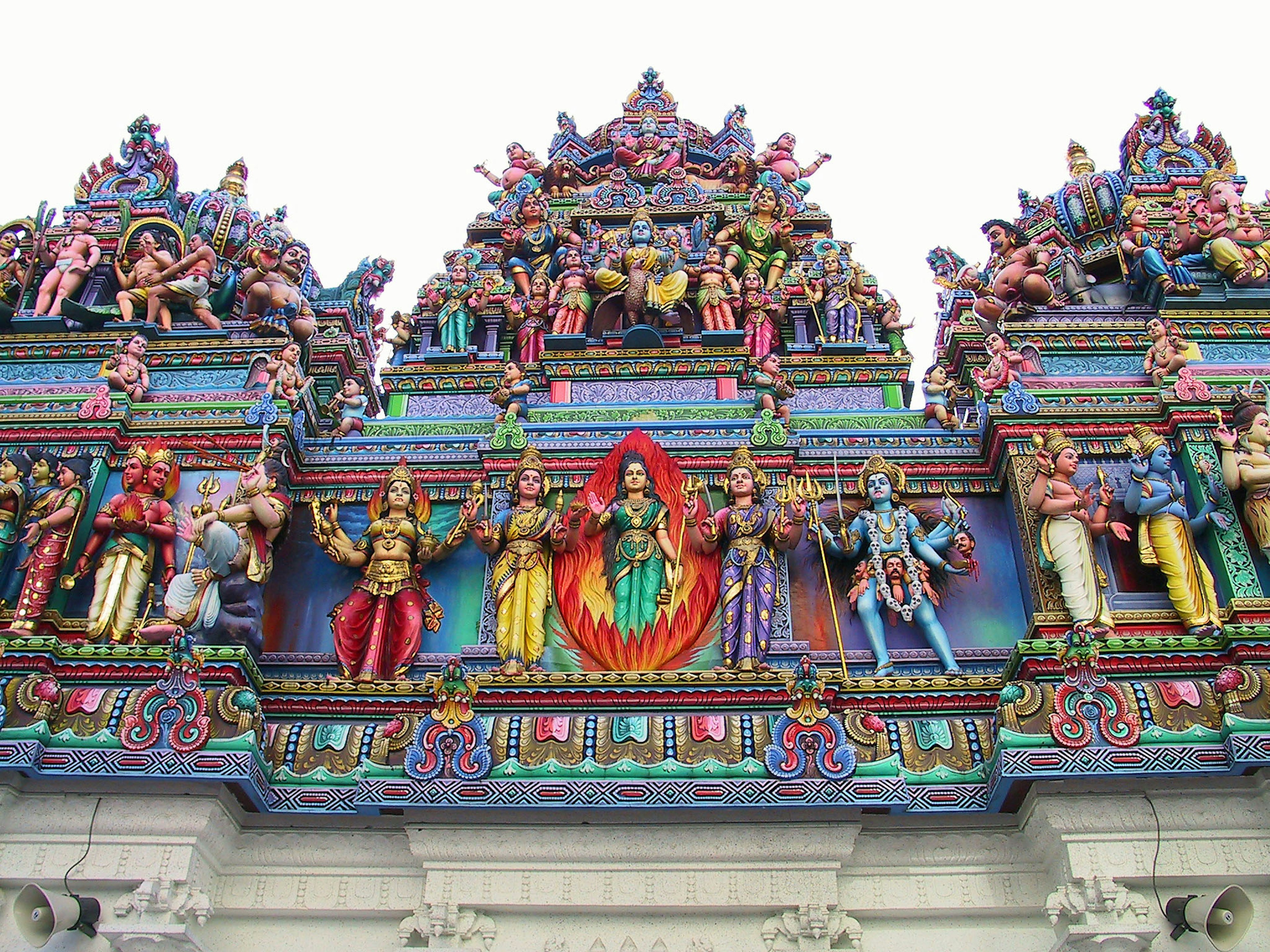 Bunte Fassade eines Hindu-Tempels mit aufwendigen Skulpturen und Gottheiten