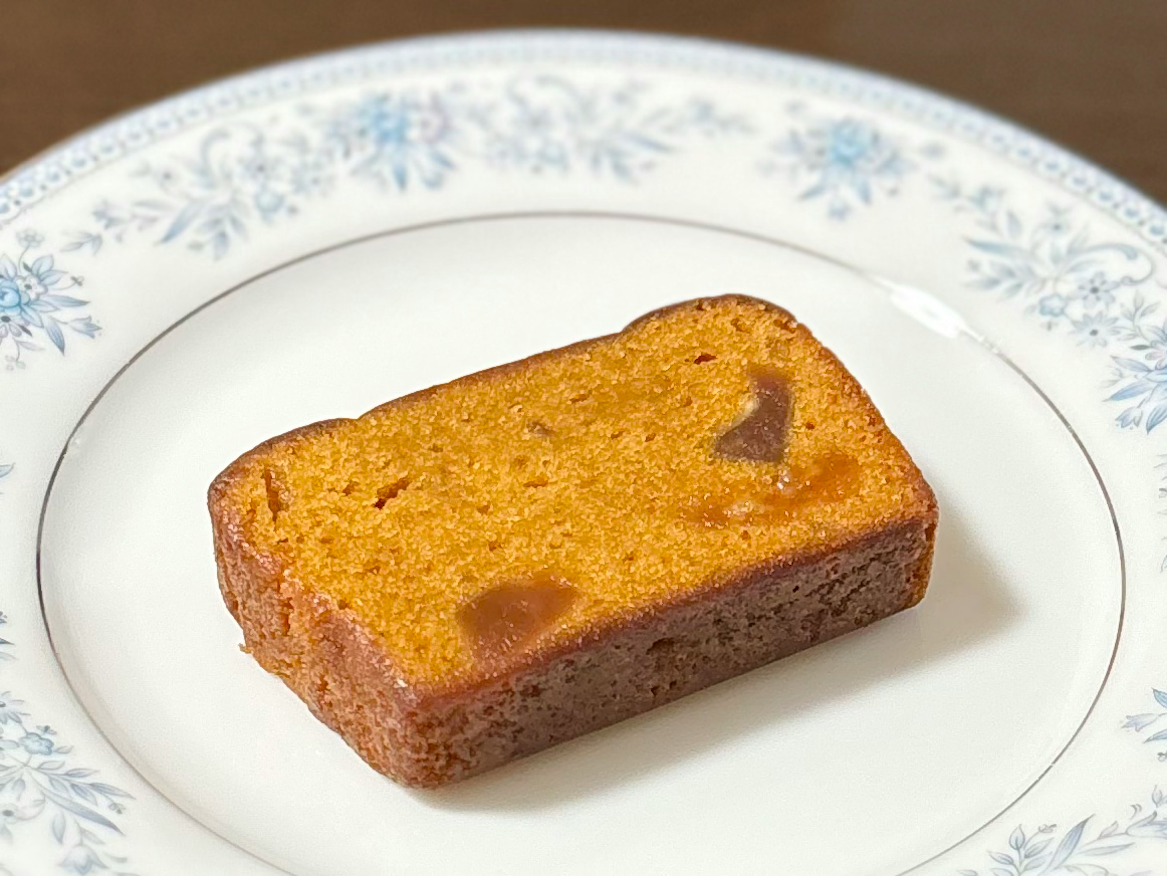 皿の上に置かれた焼き菓子の一片