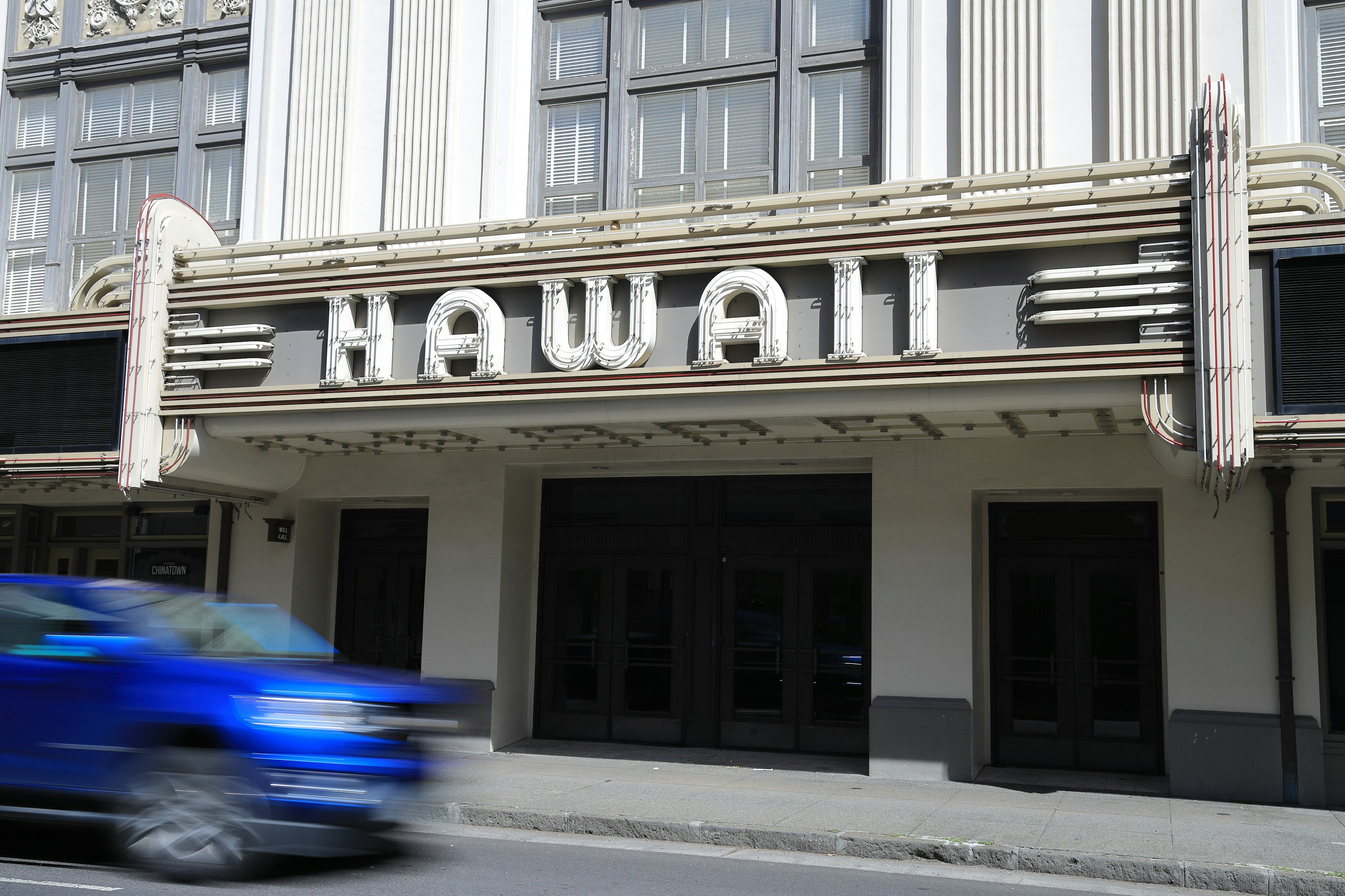 Extérieur d'un bâtiment avec une enseigne vintage Hawaii