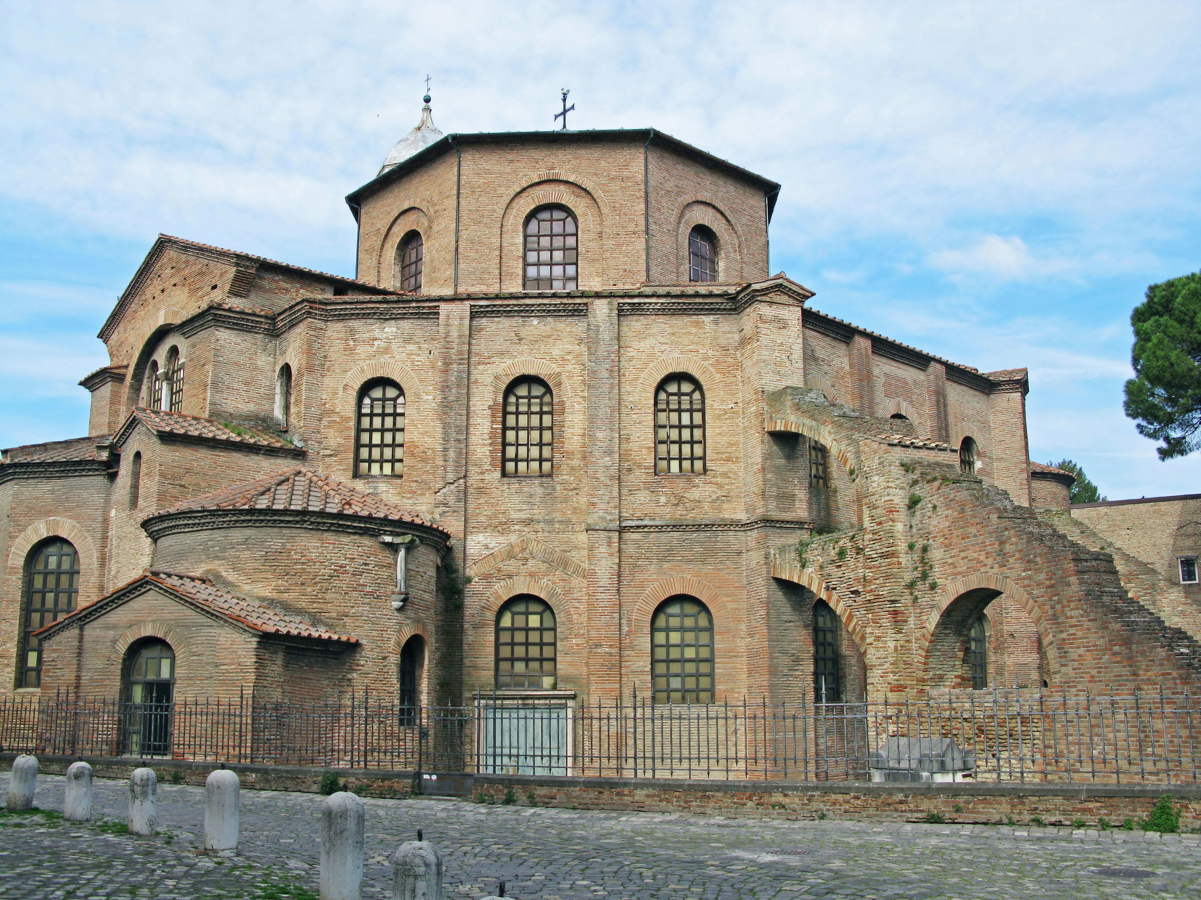 Vista esterna di un'antica chiesa in mattoni con grandi finestre