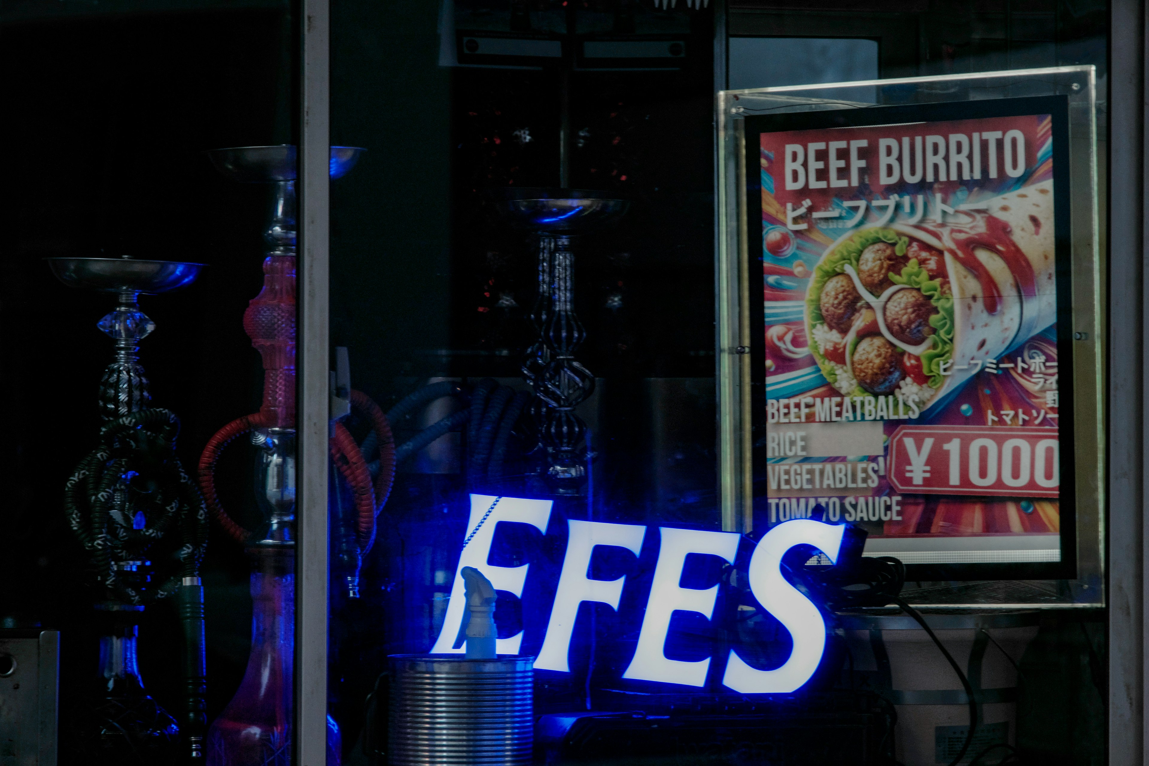 ป้ายสีฟ้า EFES พร้อมเมนูเบอร์ริโตเนื้อในหน้าต่างร้านอาหาร